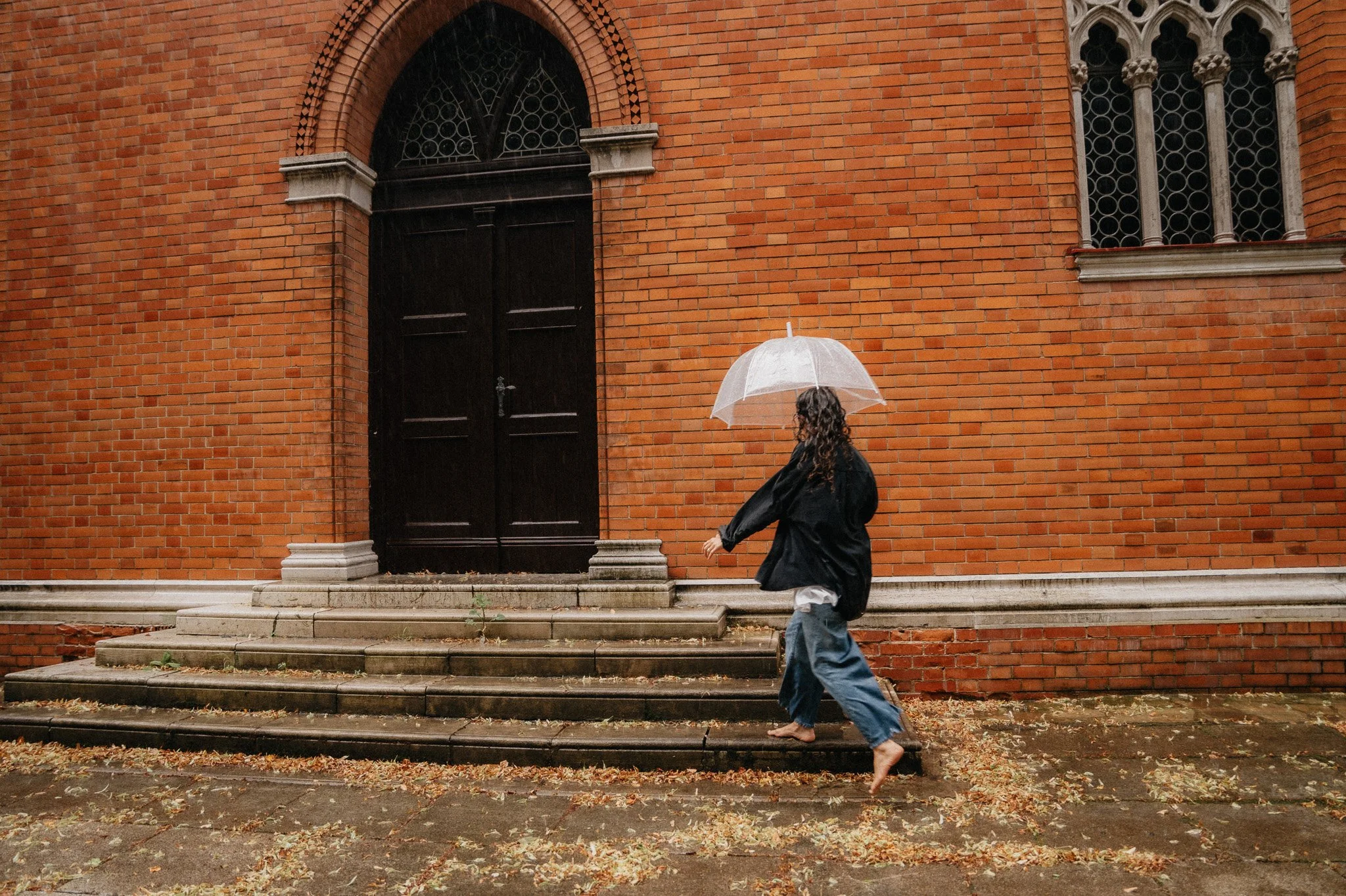 Běh maminky během deštivého focení