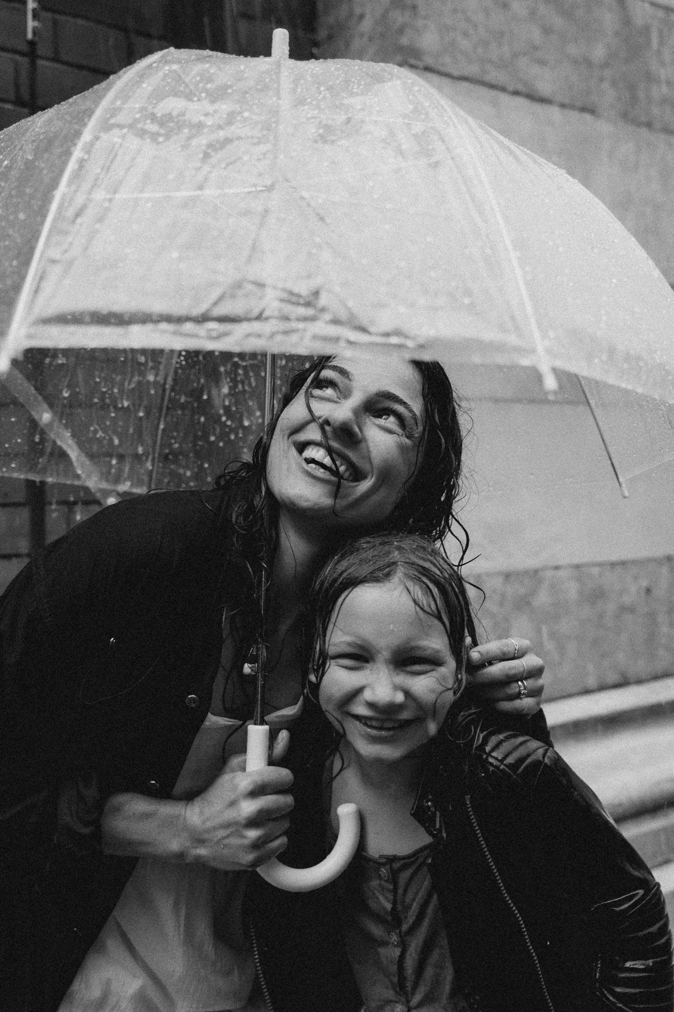 Portrét maminky s dcerou při přirozeném focení v deštivém počasí