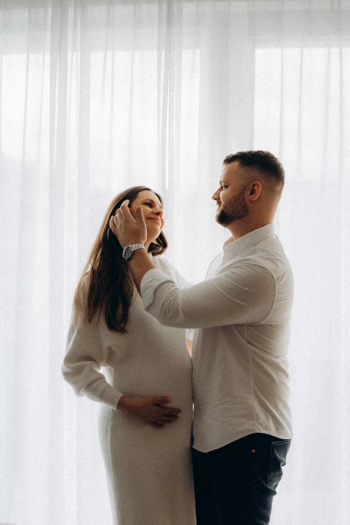 Těhotenské focení s důrazem na přirozenost a blízkost