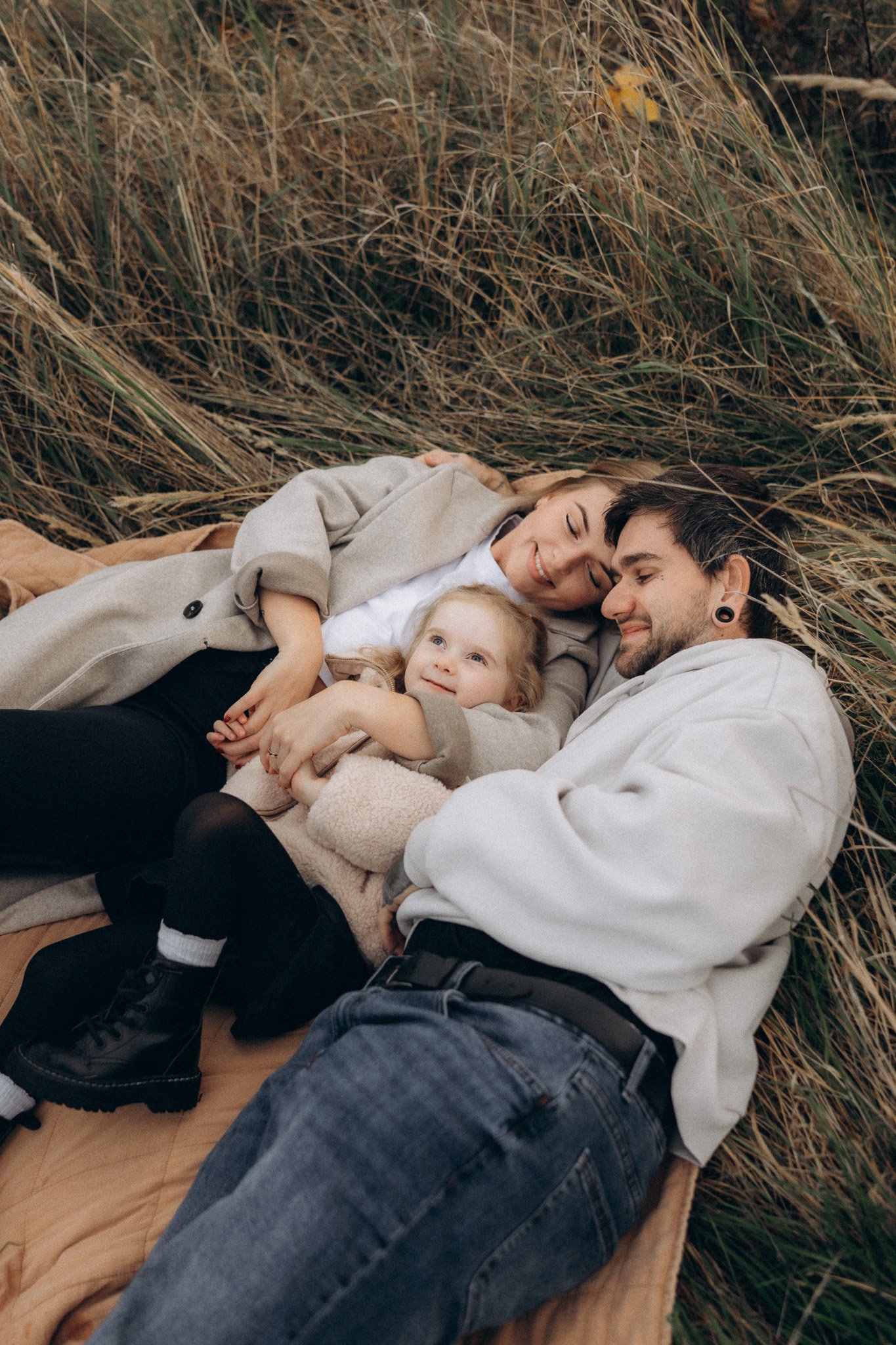 Maminka, tatínek a dcera při focení v přírodě