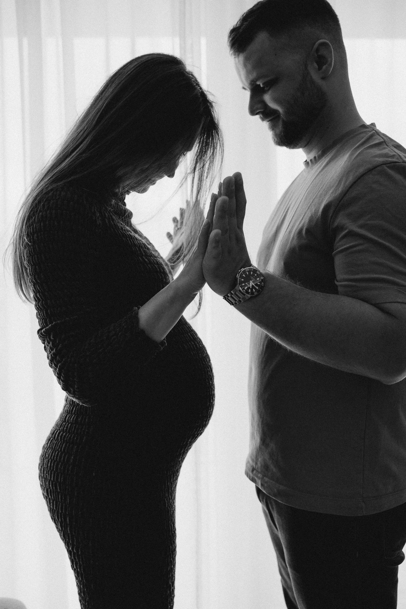 Detail objetí páru při domácím těhotenském focení