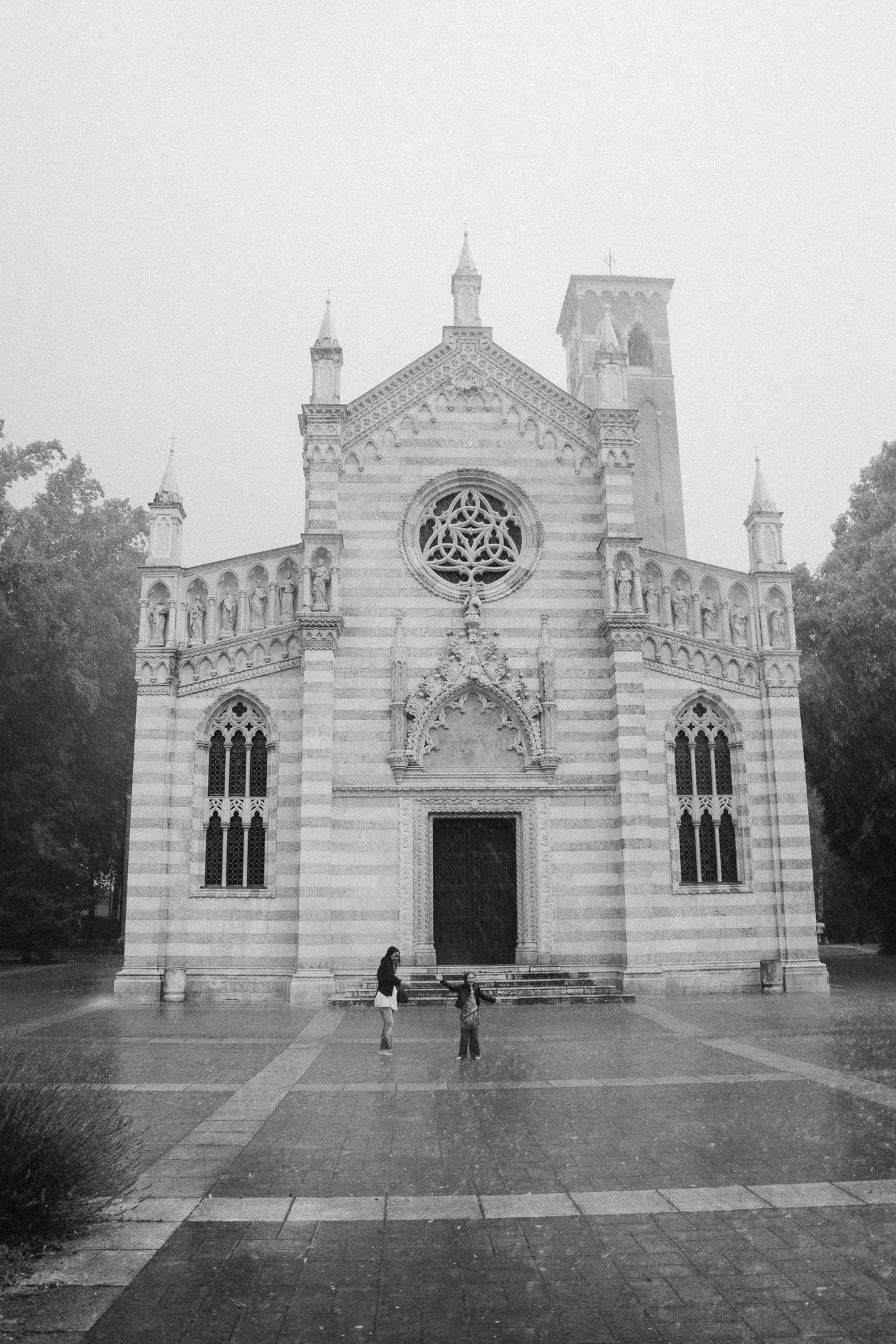 Jemné rodinné focení maminky a dcery v dešti