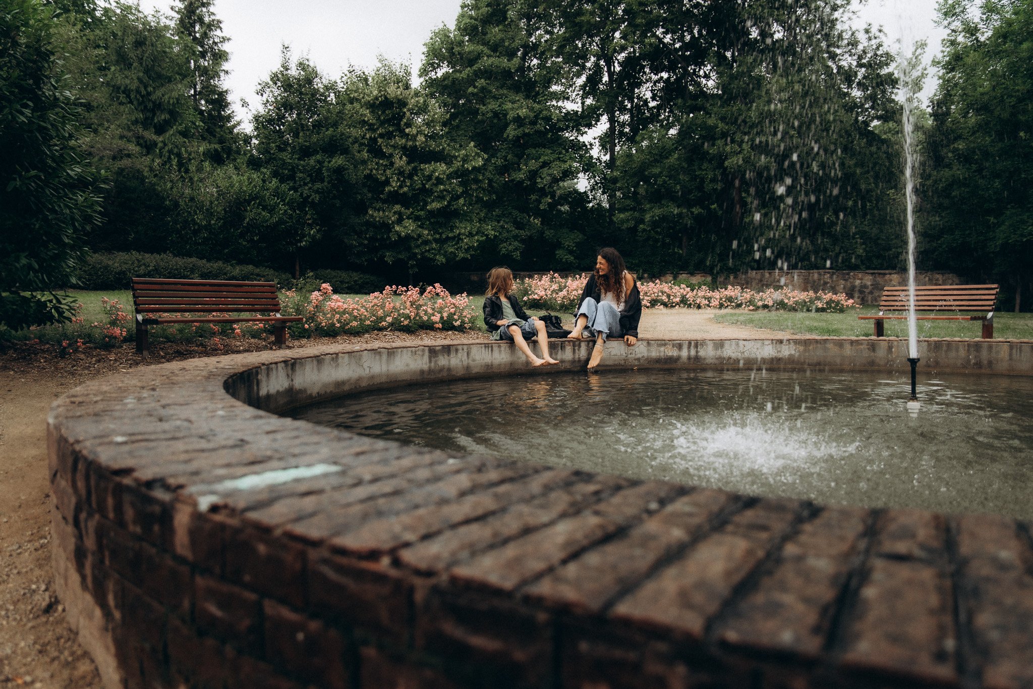 Rodinné focení bez pózování během deštivého dne