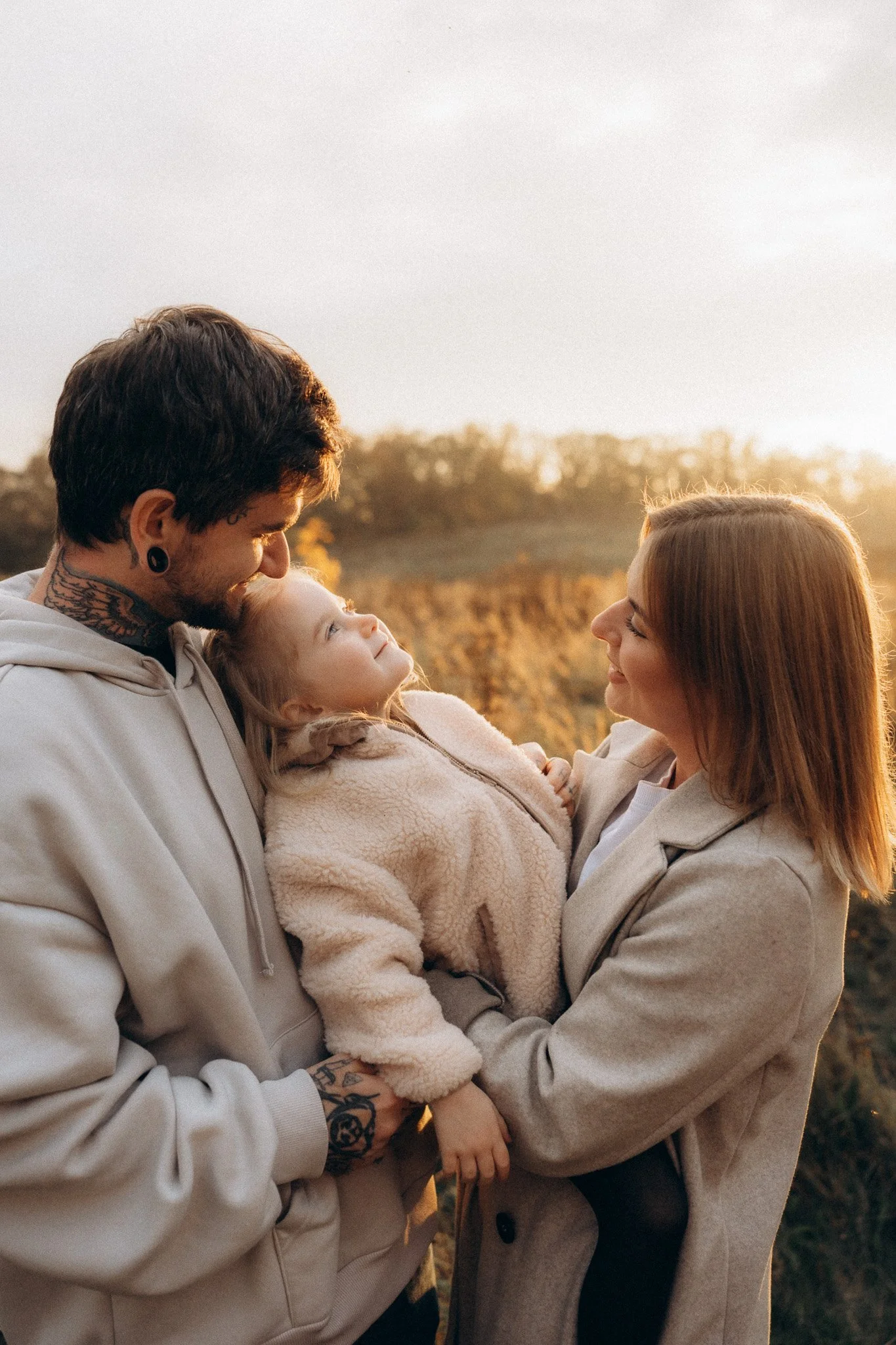 Rodinný portrét v měkkém světle zlaté hodiny