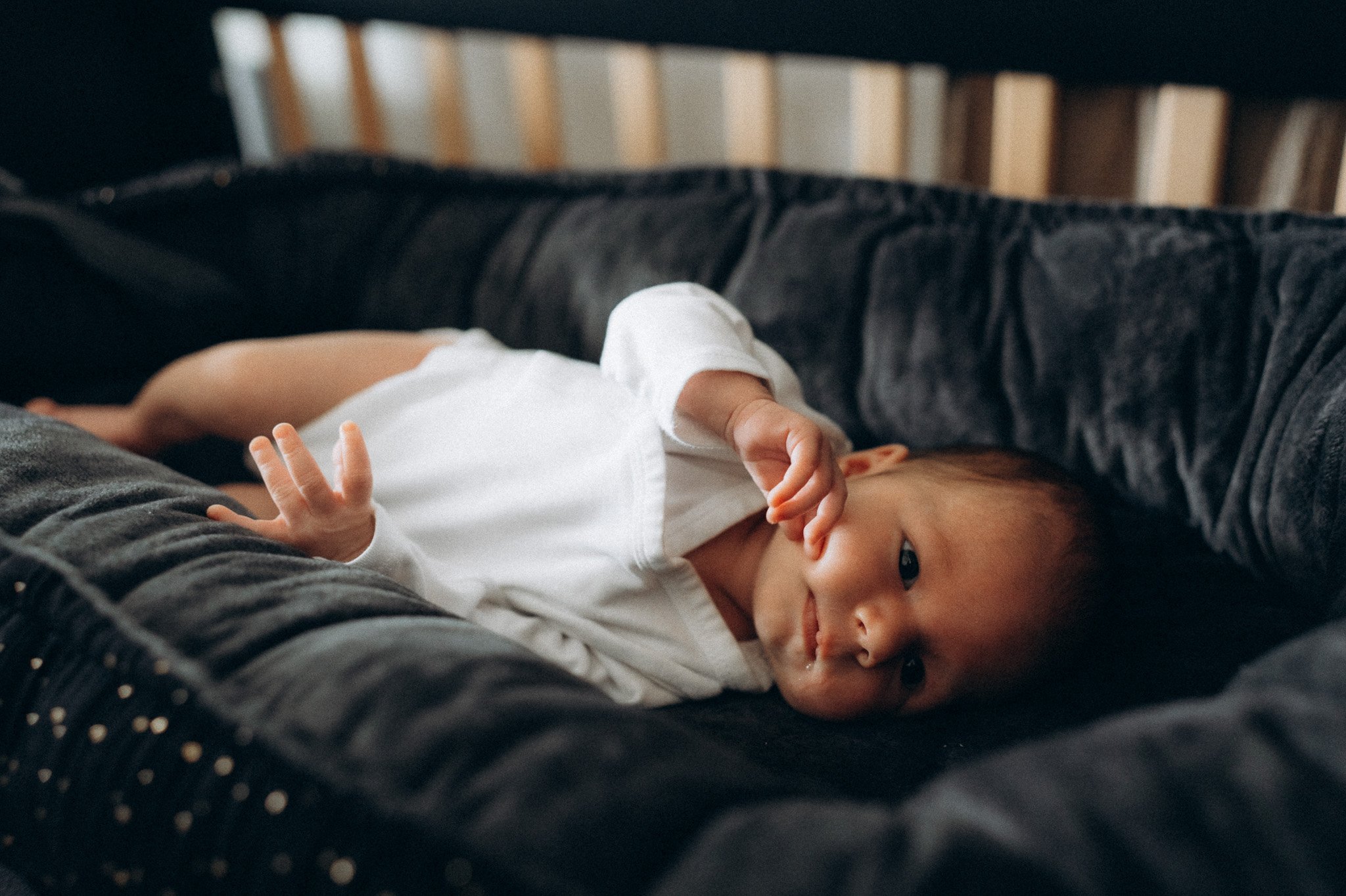 Novorozené miminko ležící v hnízdečku při focení doma