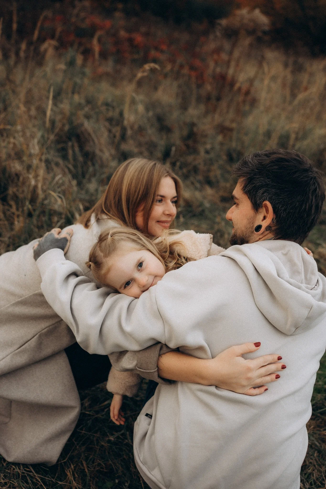 Rodina s malou dcerou zachycená při focení během západu slunce