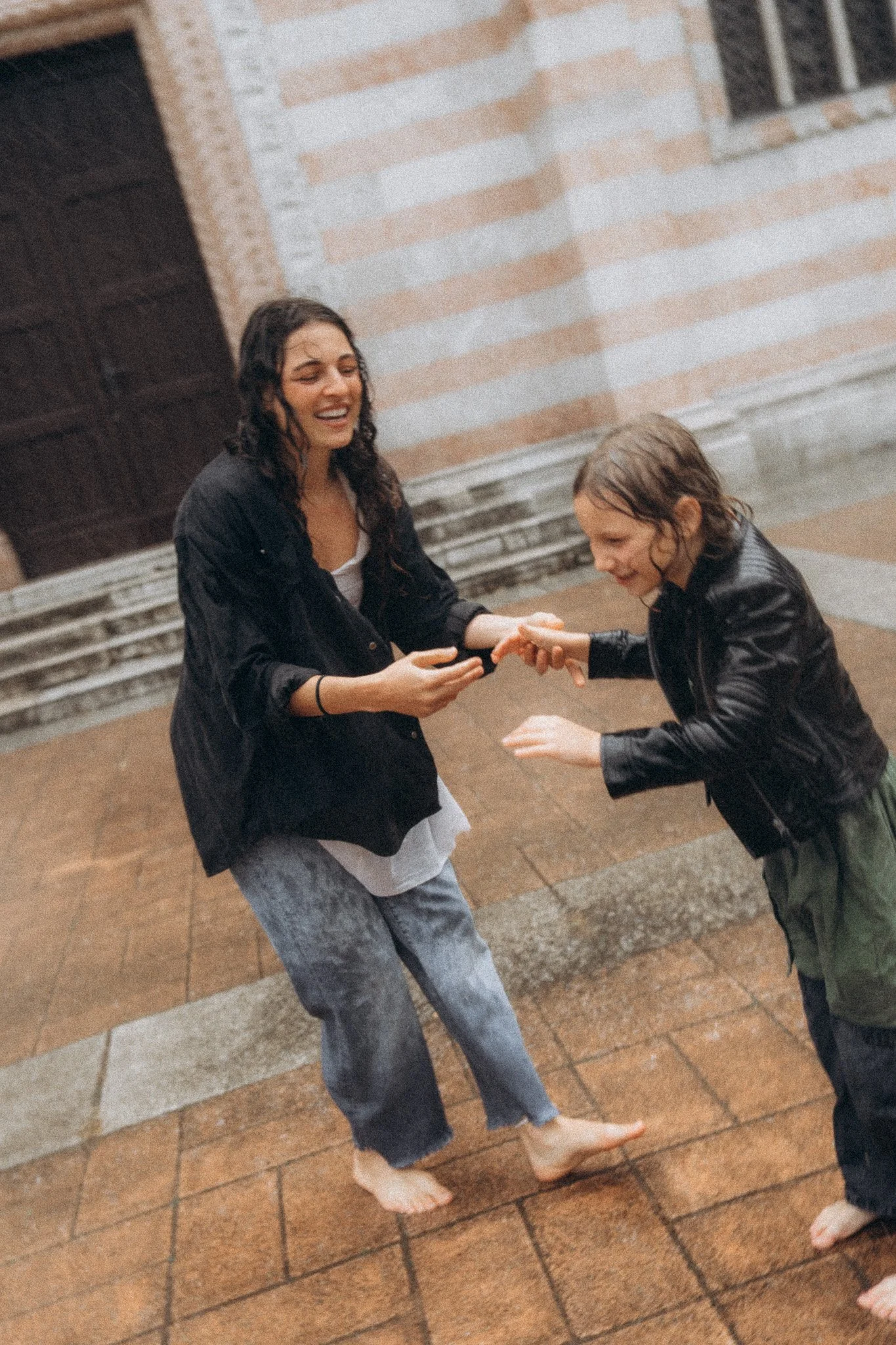 Maminka a dcera sdílející radostný okamžik při focení v dešti