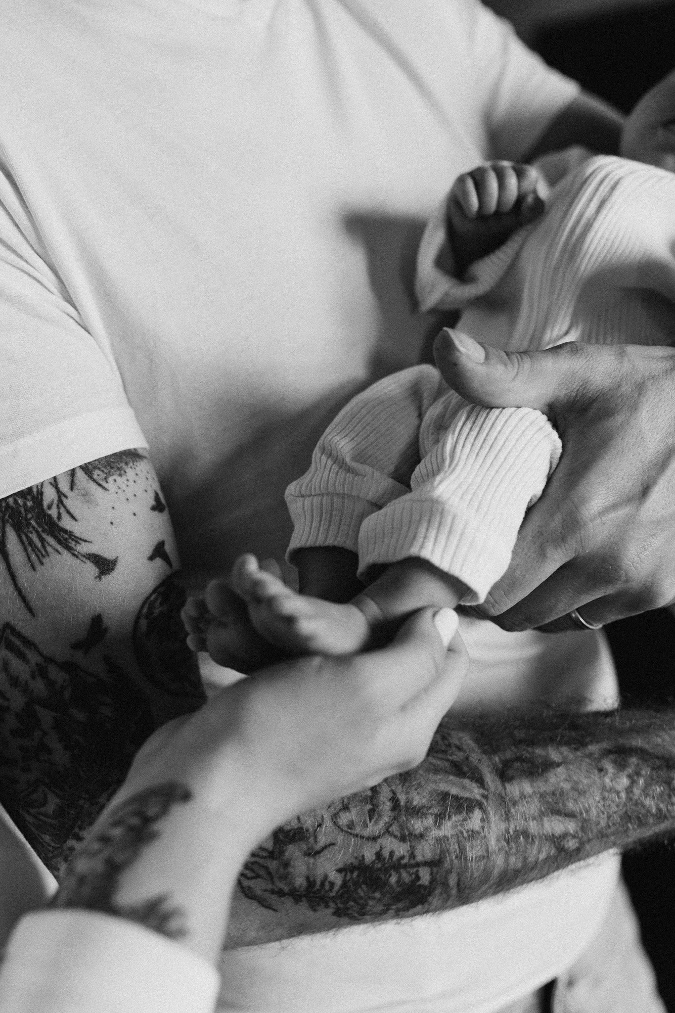 Jemný moment při hlazení miminka během domácího focení