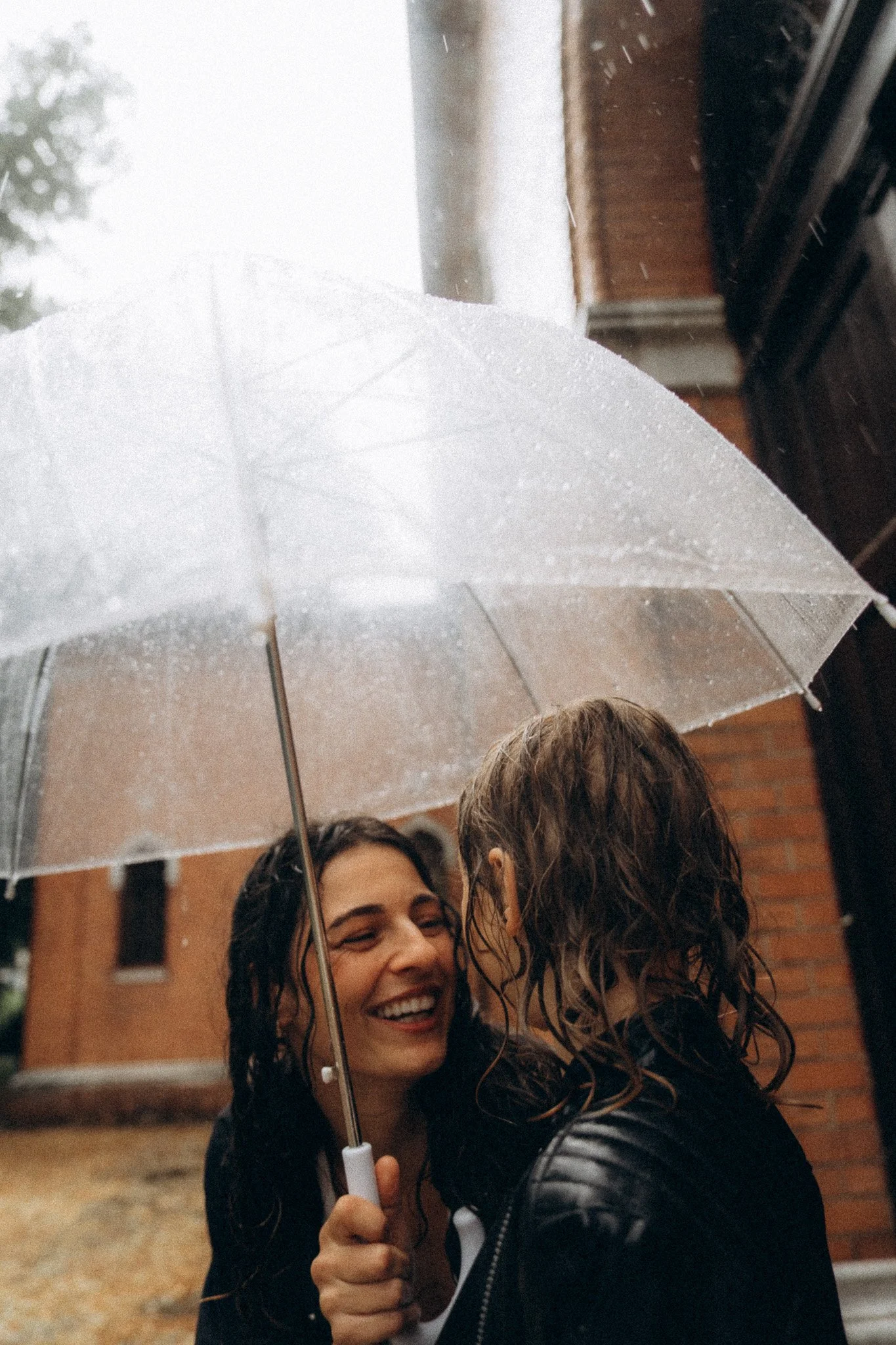 Přirozené emoce maminky a dcery při focení v dešti