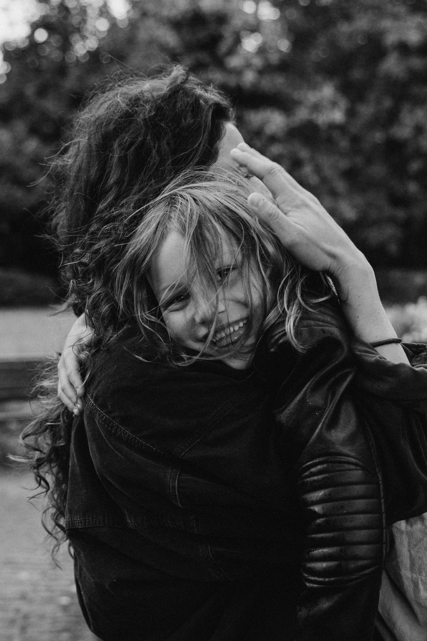 Přirozený portrét maminky s dcerou během deště