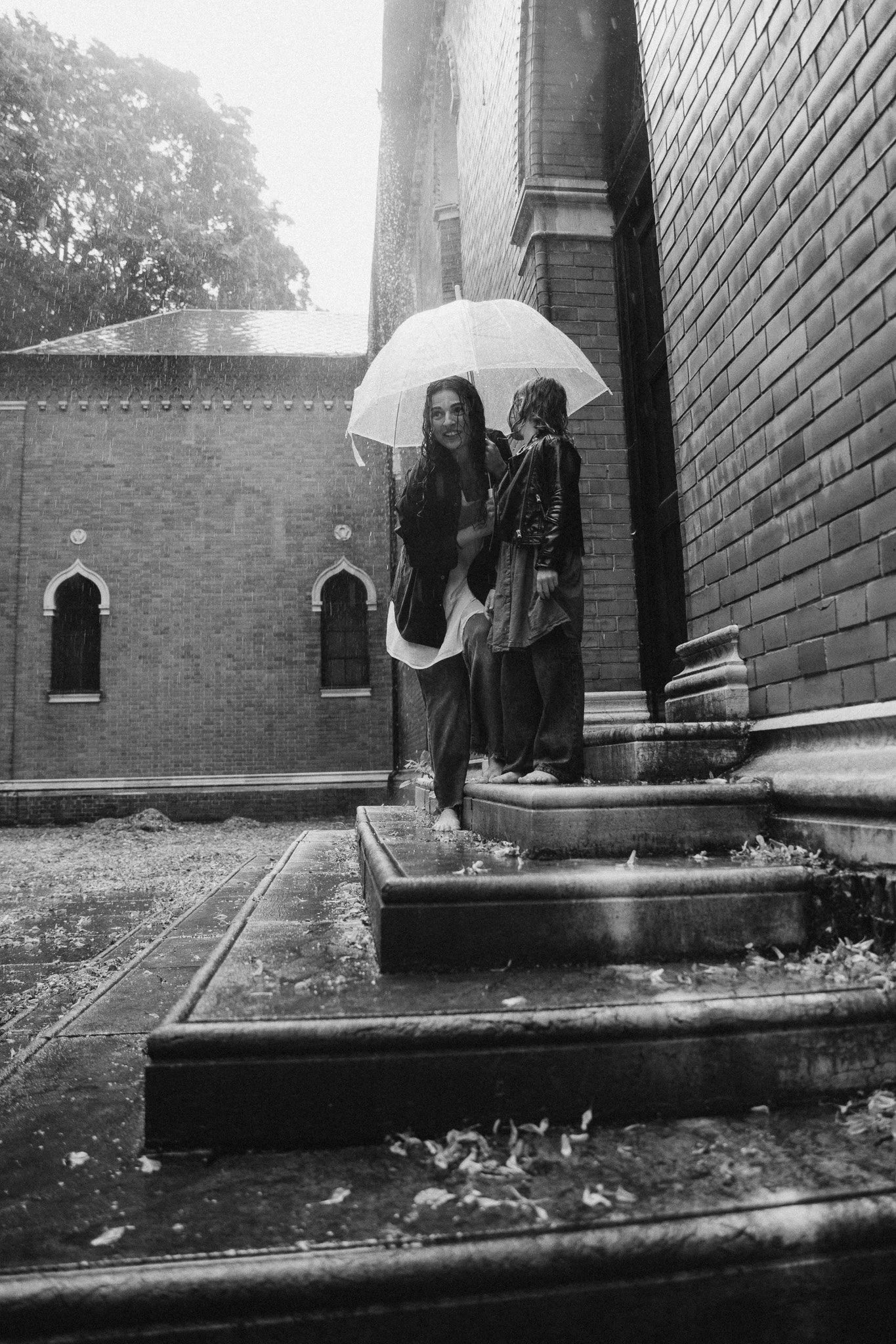 Společná chvíle maminky a dcery při focení v dešti