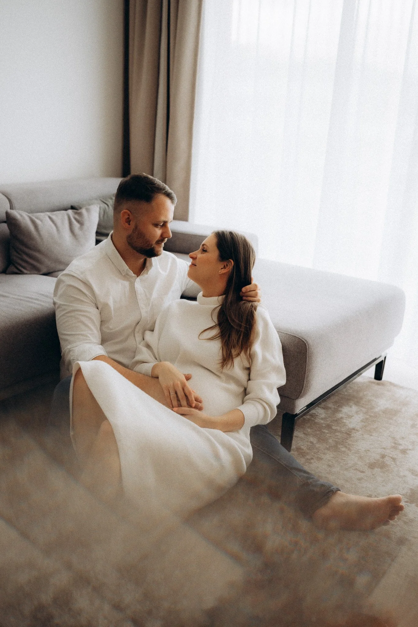 Těhotenské focení v klidné domácí atmosféře