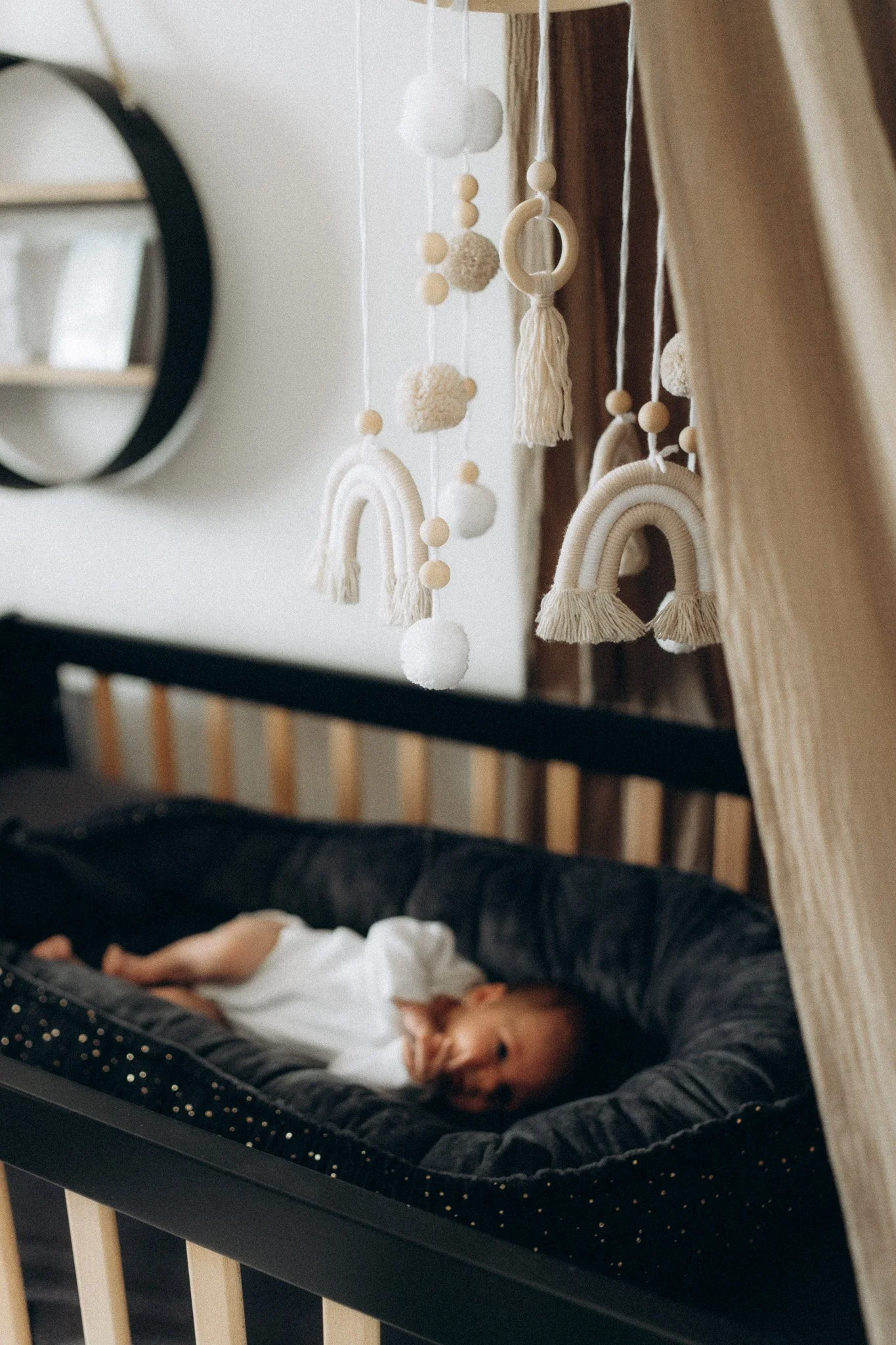 Přirozené novorozenecké focení miminka v hnízdečku