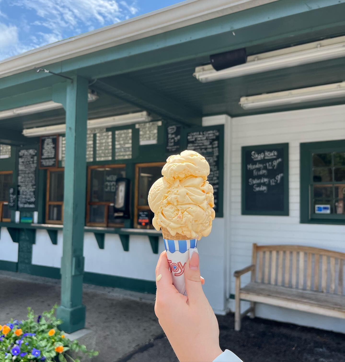 The official sign of summer at BF&hellip; PEACH is back!! 🍑☀️🍦

#bedfordfarms #bedfordfarmsicecream #greatdayforicecream #gdfic