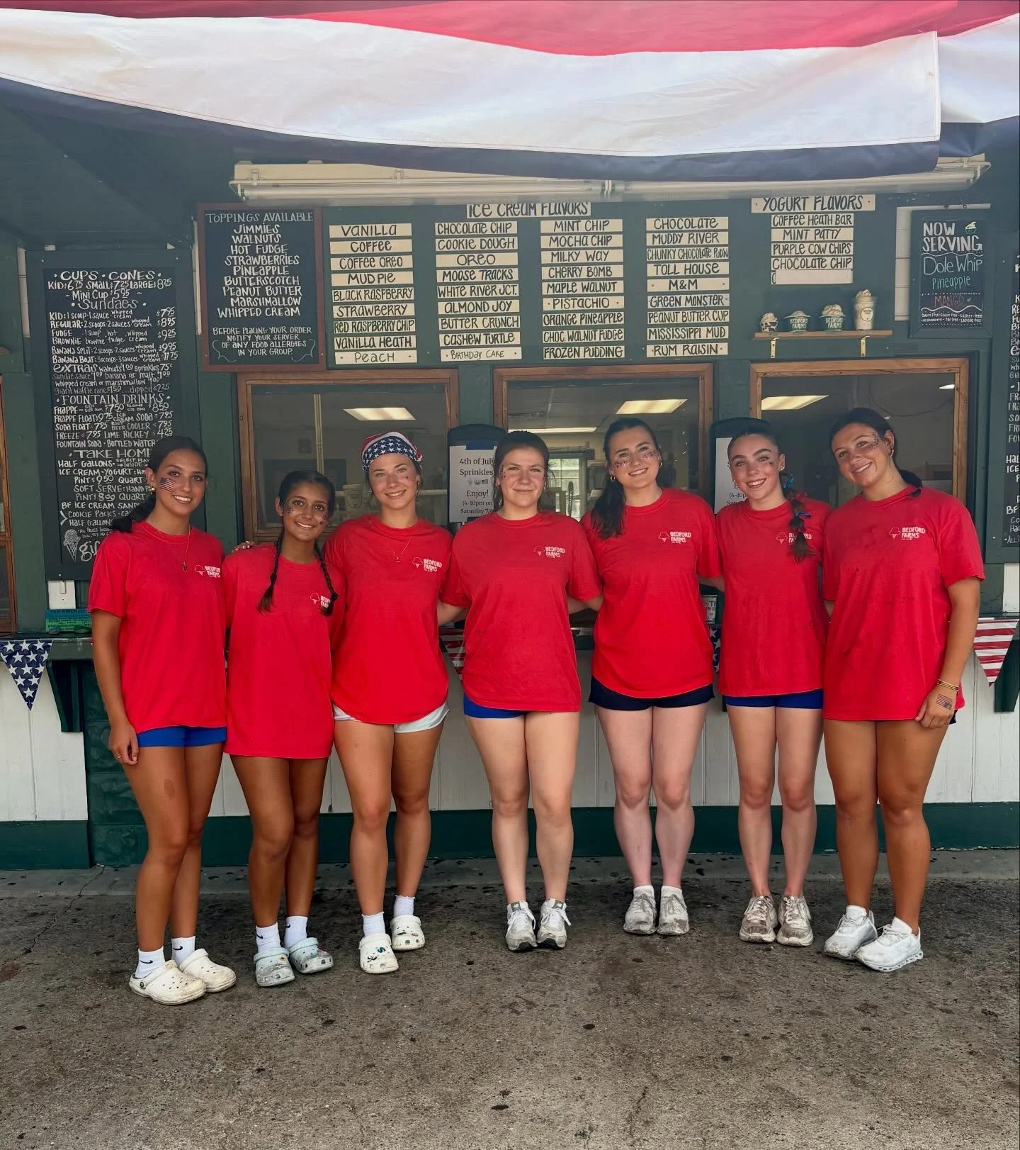 🇺🇸THE 4TH OF JULY IS HERE🇺🇸

Stop by for a scoop from this amazing staff at Bedford Farms(Bedford location only)

OPEN 4-10pm
 
Come celebrate this day with us🍦

#bedfordfarms #gdfic #4thofjuly #ıcecream