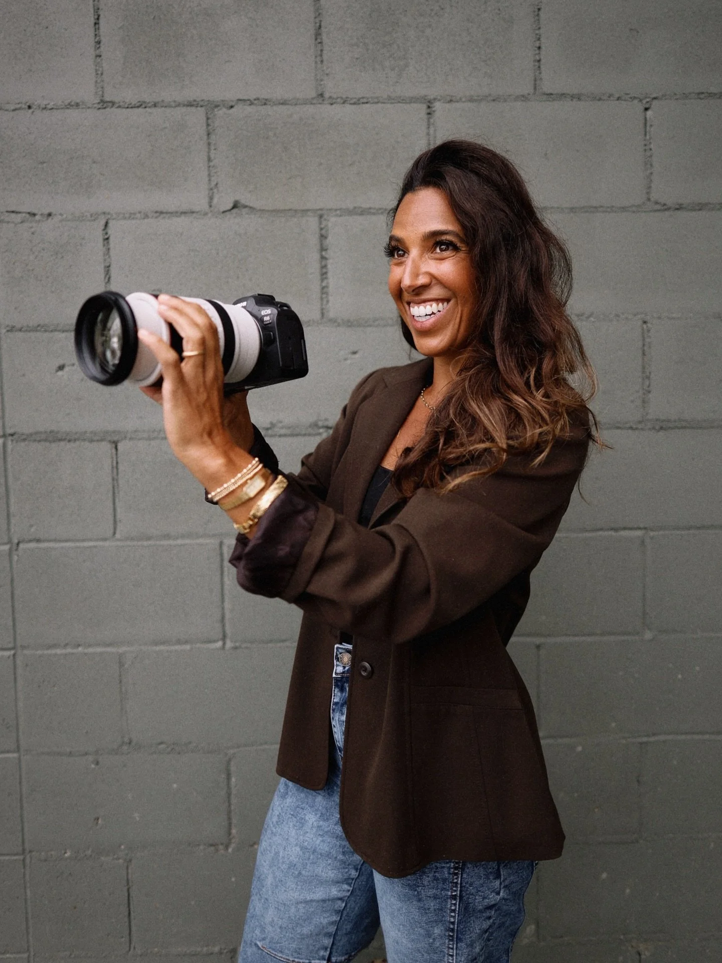 hi! i&rsquo;m raya, a brand photographer with a journalistic approach, specializing in commercial photography that blends storytelling with strategy. i create commercial photography for brands that take their image seriously. from entrepreneurs to pu