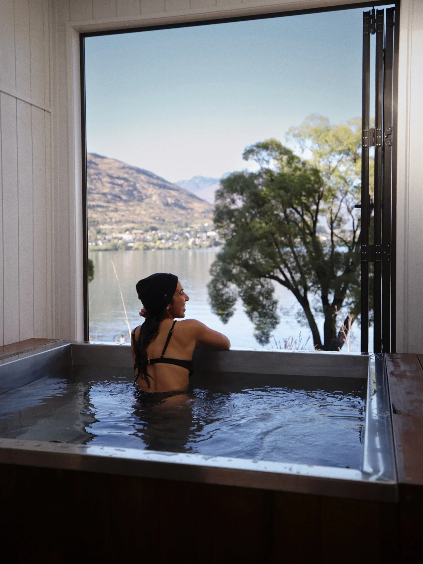 🧖🏽&zwj;♀️🤍🛁🤌🏽