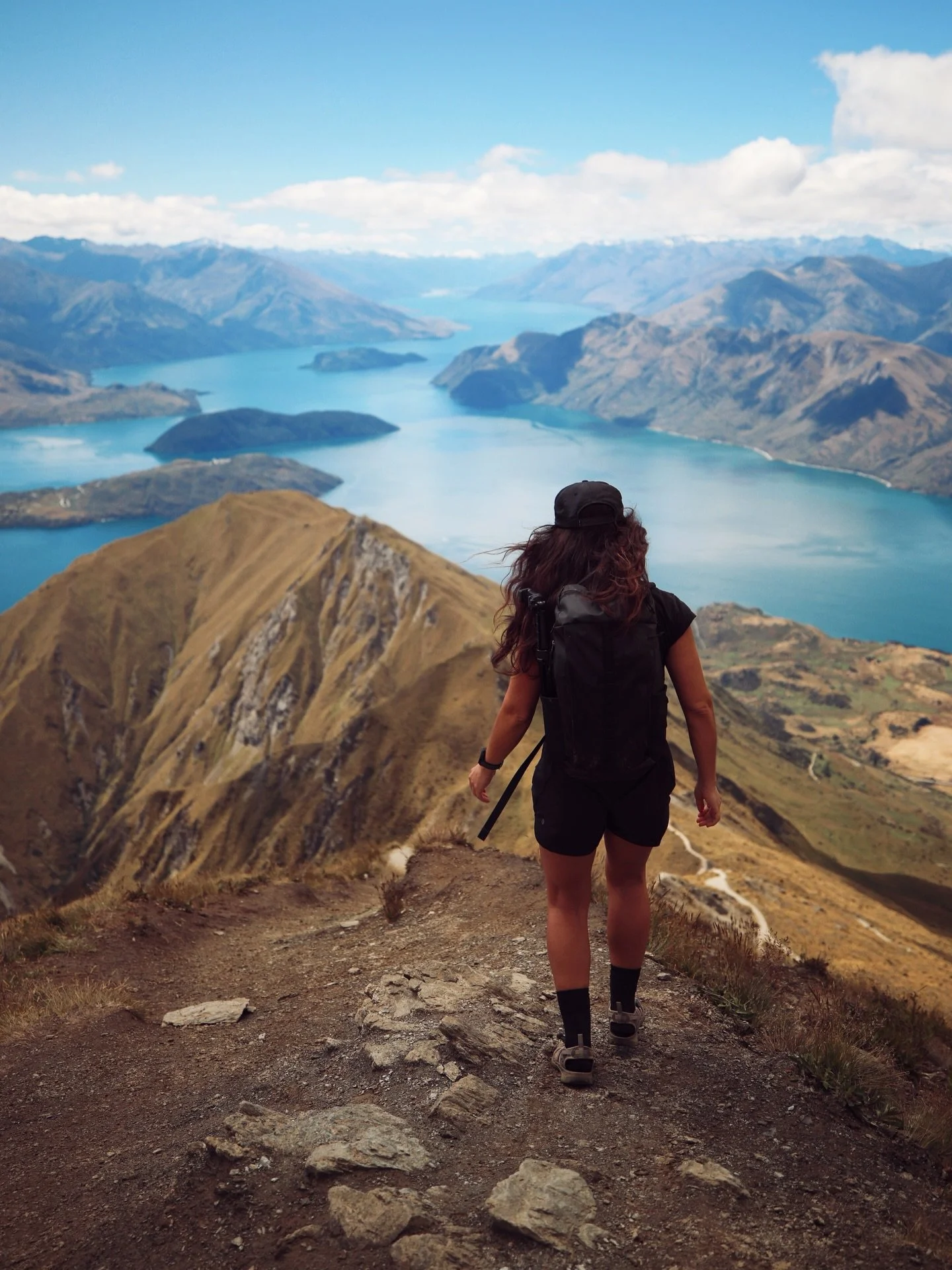 roys peak, near wānaka, new zealand 

10 miles round trip | ~4,300 ft elevation gain

open farmland climb to a 5,157-ft summit overlooking lake wānaka and mt aspiring national park.🏞️🤌🏽👩🏽&zwj;🤝&zwj;👨🏻