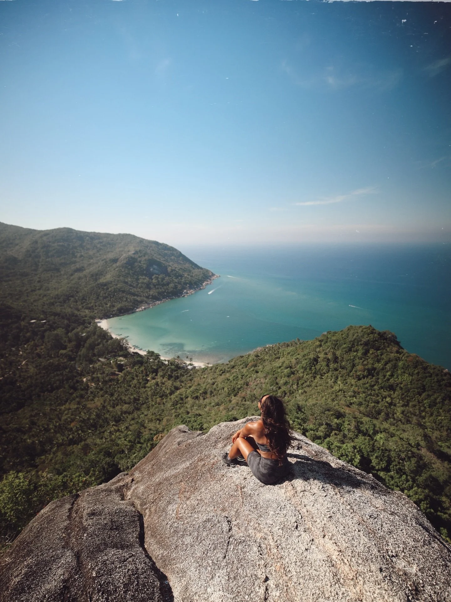 𖡡 bottle beach viewpoint 

at around 200m above sea level, this is the view from bottle beach viewpoint.

steep granite slabs drop straight into dense jungle, which runs down to the turquoise north coast of ko pha ngan, thailand. 

♡