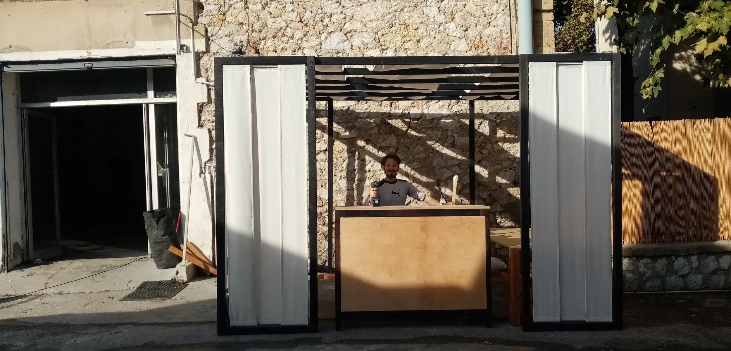 La pergola d’accueil du public est conçue et réalisée par Tom Dunbar, artiste.