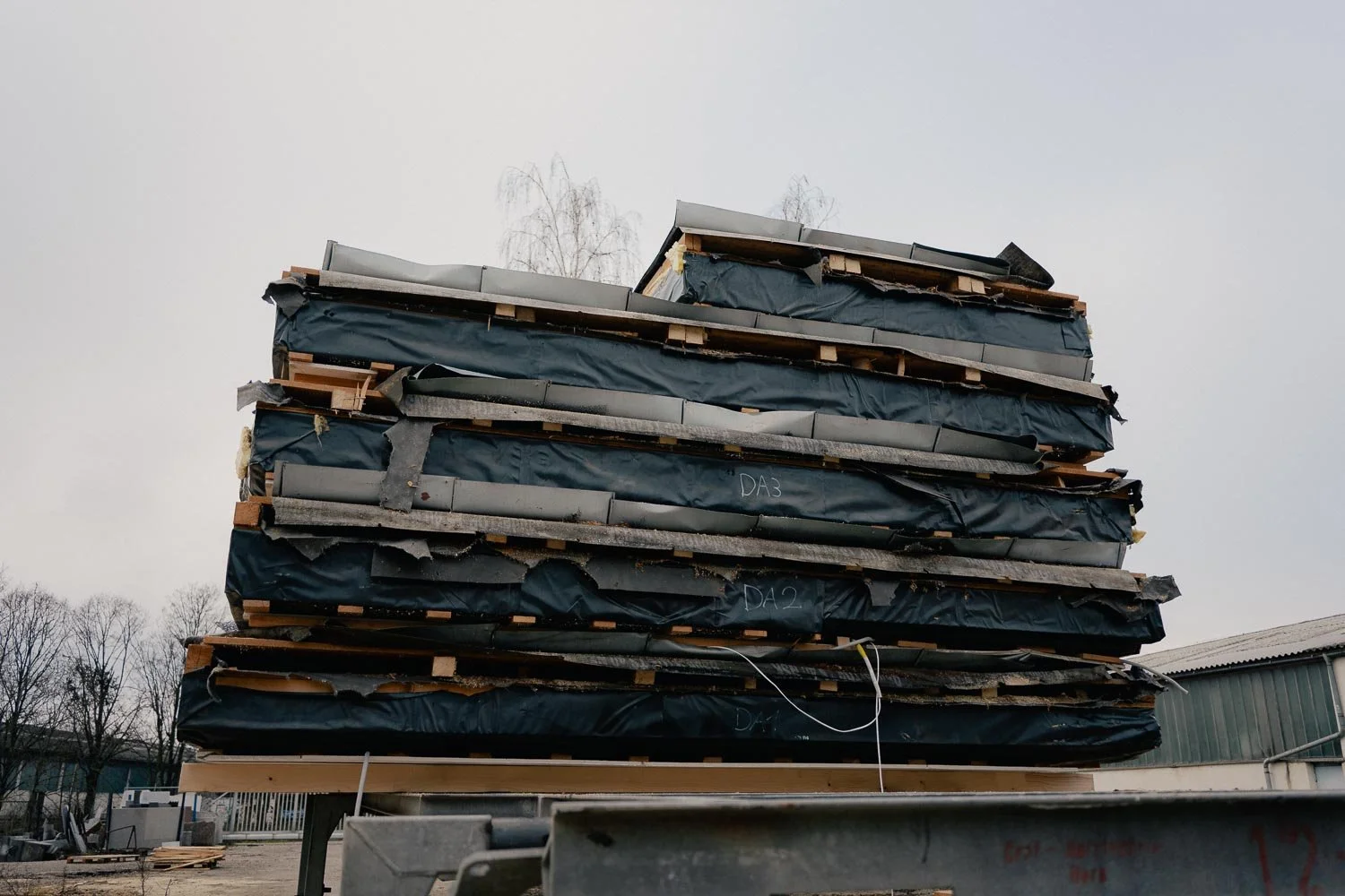 Zimmerleute von Leyrer und Graf Holztechnik bei der sorgsamen Demontage der Holzstruktur in Hollabrunn.