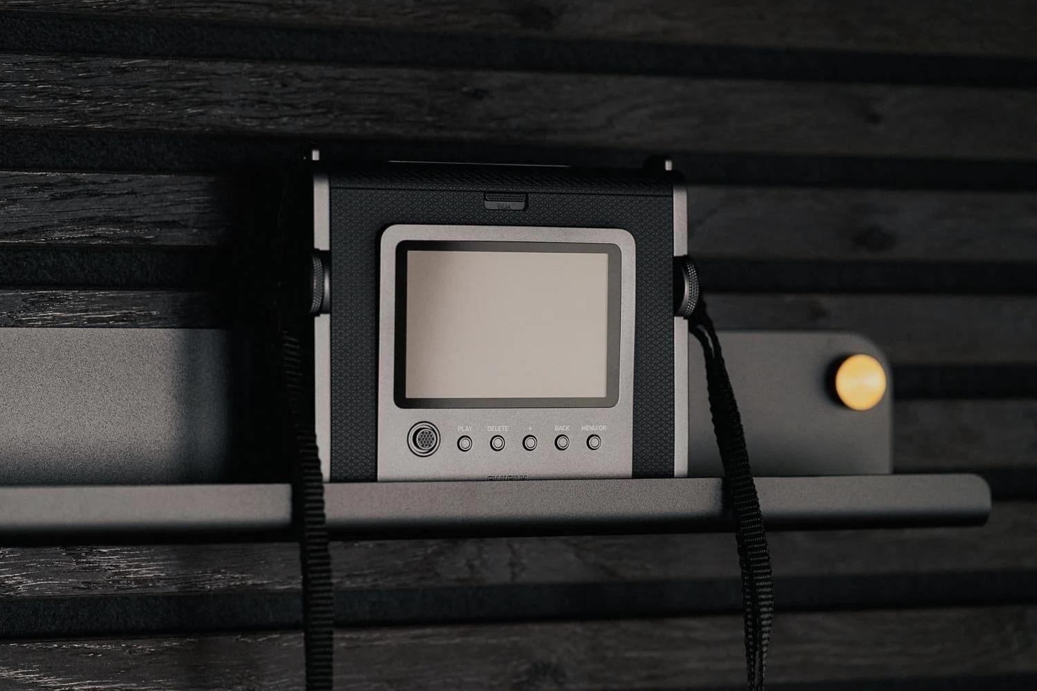 Die hybride Sofortbildkamera Fujifilm Instax Wide Evo im Baustelleneinsatz bei MW-Architekturfotografie.