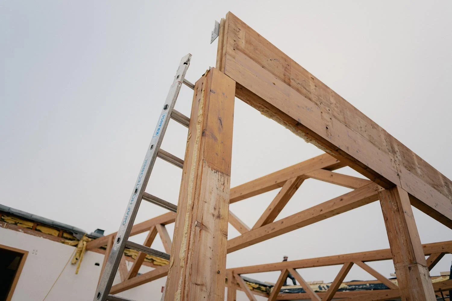 Ein Gebäude zieht um: Unsere Baudoku für Smartvoll Architekten von Hollabrunn nach Zellendorf