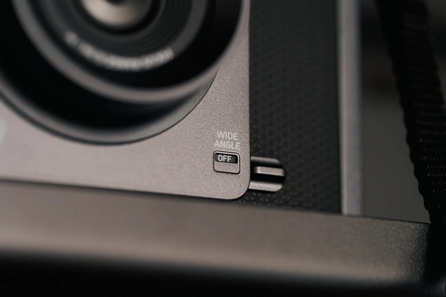 Die hybride Sofortbildkamera Fujifilm Instax Wide Evo im Baustelleneinsatz bei MW-Architekturfotografie.