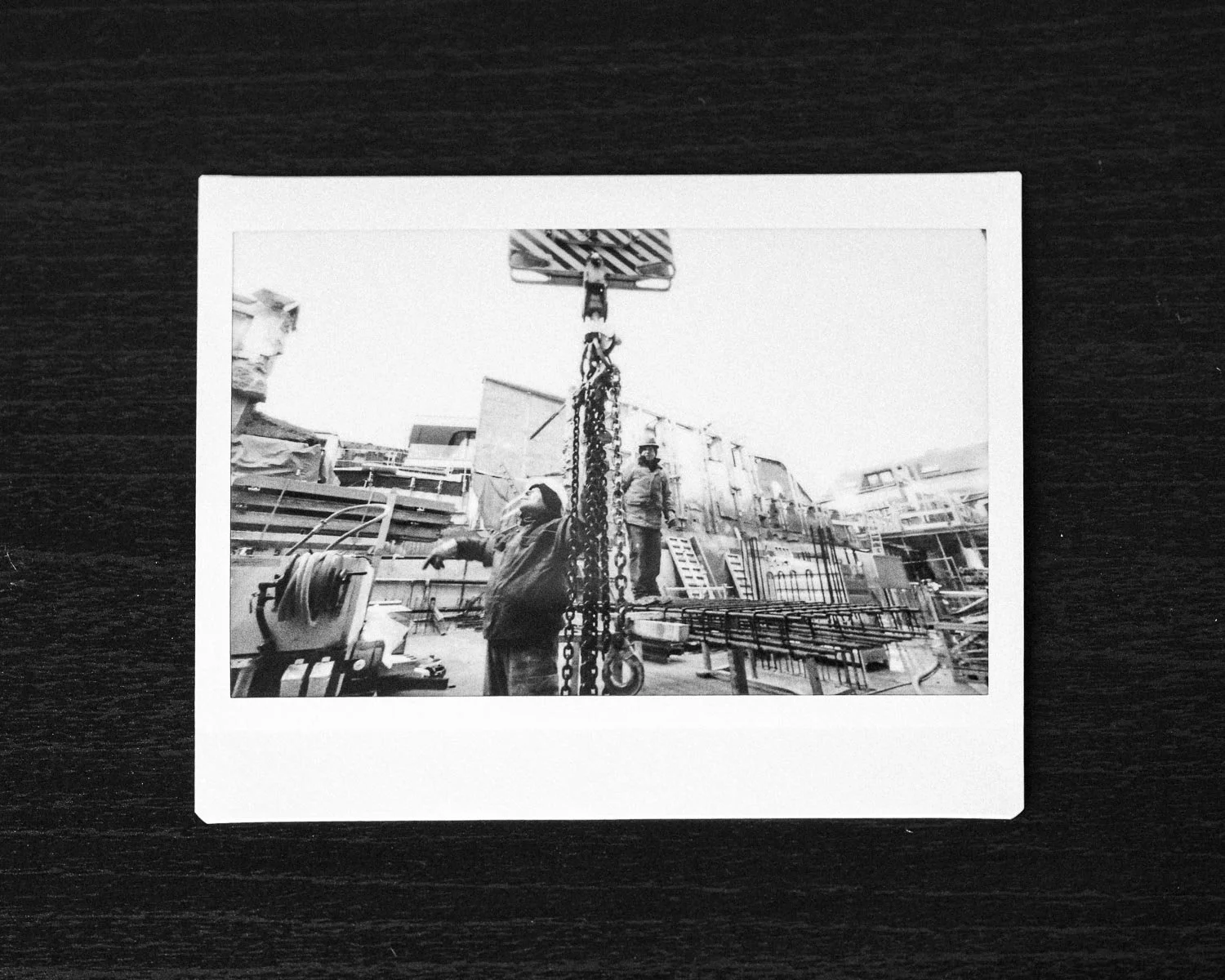 Schwarz-Weiß Instax Wide Sofortbild. Das Foto zeigt eine Baustellenszene. Authentische Baustellenfotografie von MW-Architekturfotografie.