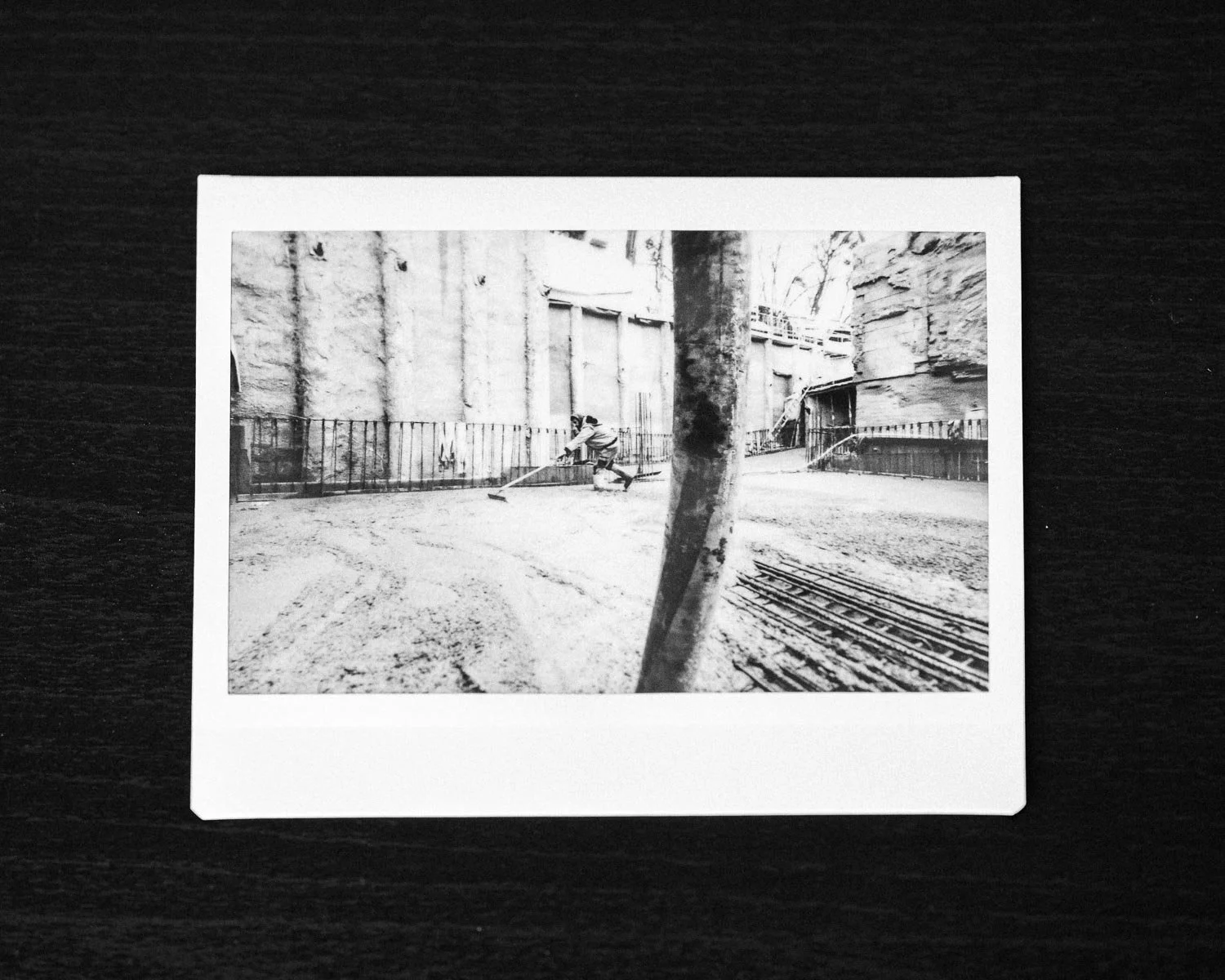 Schwarz-Weiß Instax Wide Sofortbild. Das Foto zeigt eine Baustellenszene. Authentische Baustellenfotografie von MW-Architekturfotografie.