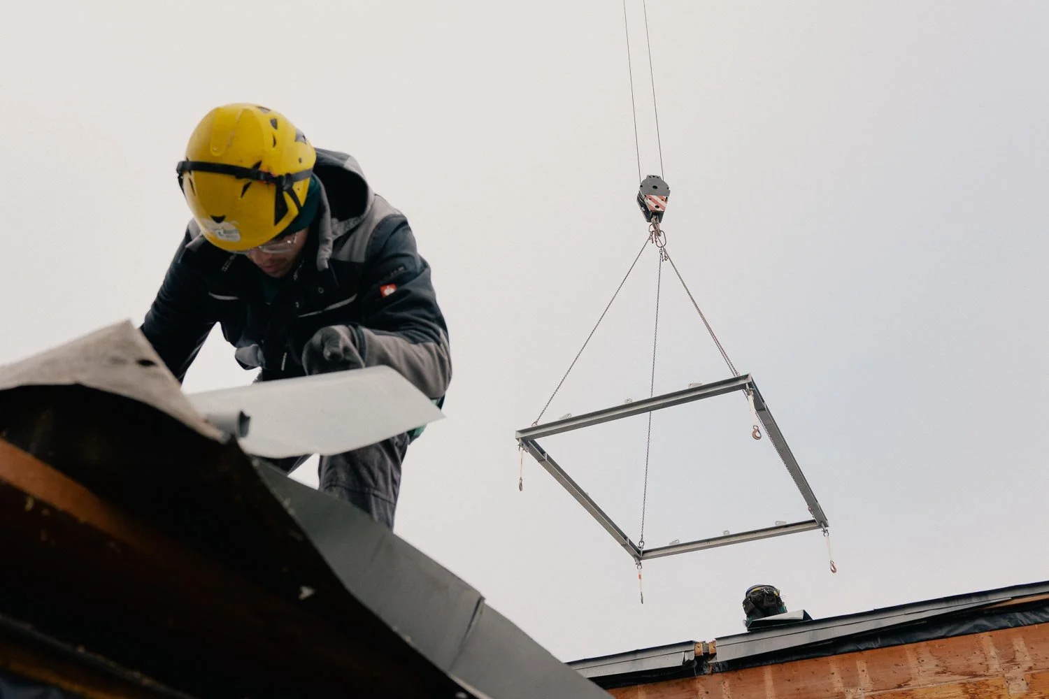 Zimmerleute von Leyrer und Graf Holztechnik bei der sorgsamen Demontage der Holzstruktur in Hollabrunn.