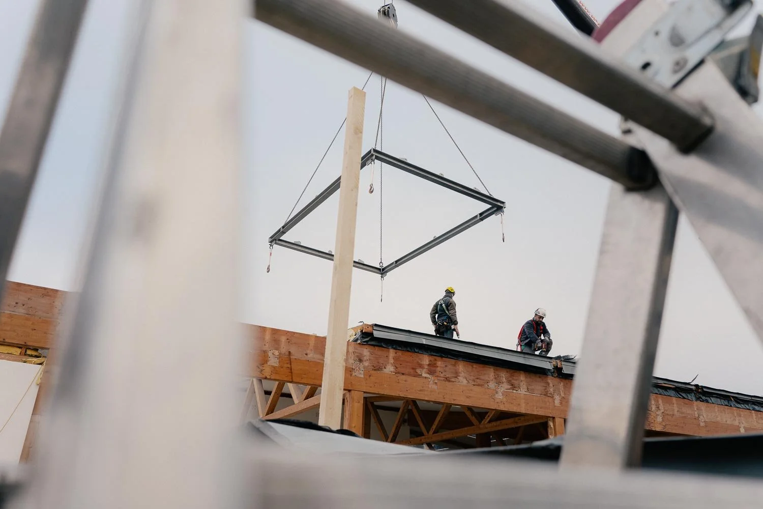 Zimmerleute von Leyrer und Graf Holztechnik bei der sorgsamen Demontage der Holzstruktur in Hollabrunn.