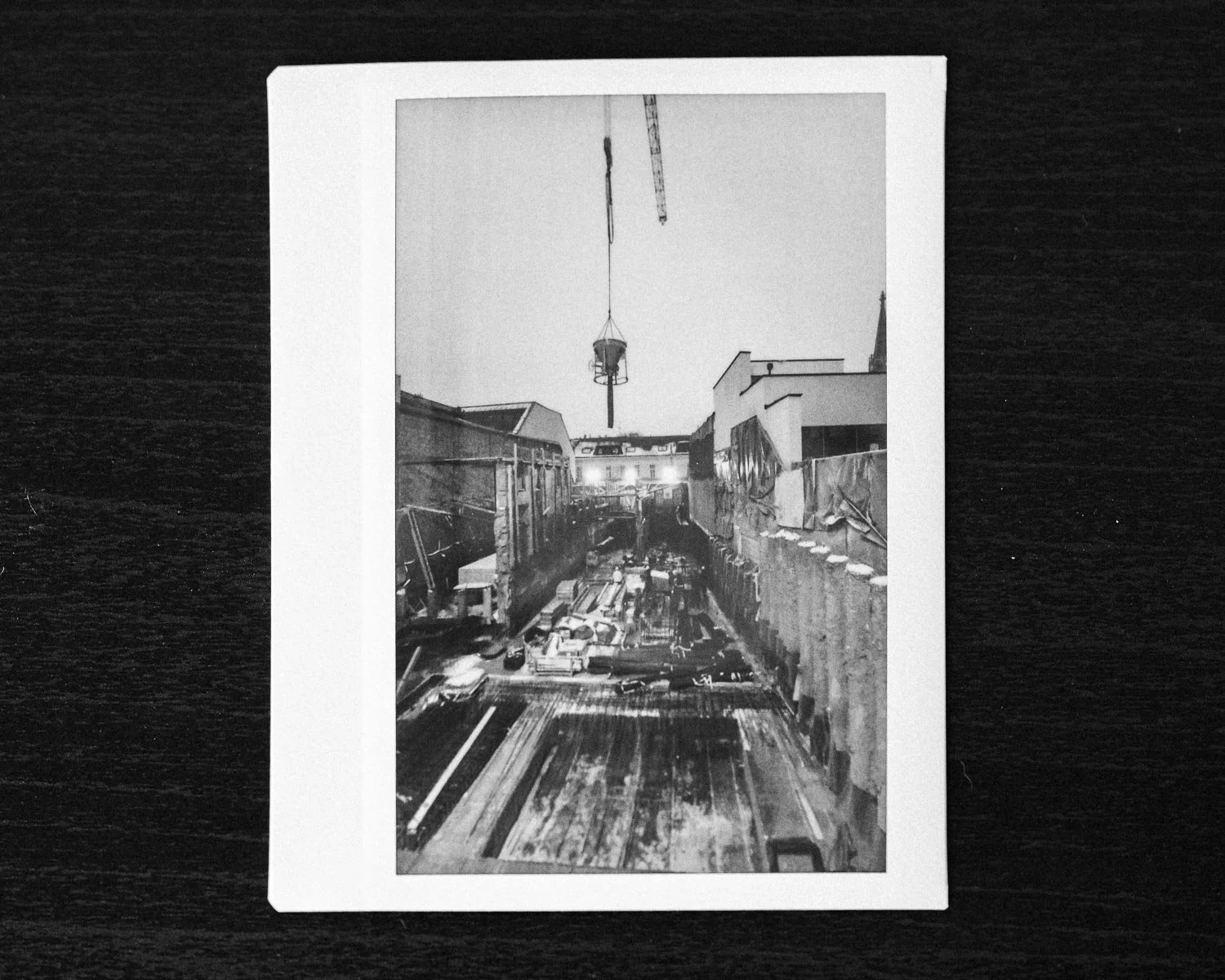 Schwarz-Weiß Instax Wide Sofortbild. Das Foto zeigt eine Baustellenszene. Authentische Baustellenfotografie von MW-Architekturfotografie.
