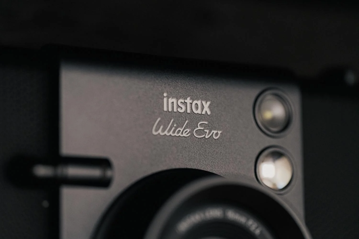 Die hybride Sofortbildkamera Fujifilm Instax Wide Evo im Baustelleneinsatz bei MW-Architekturfotografie.