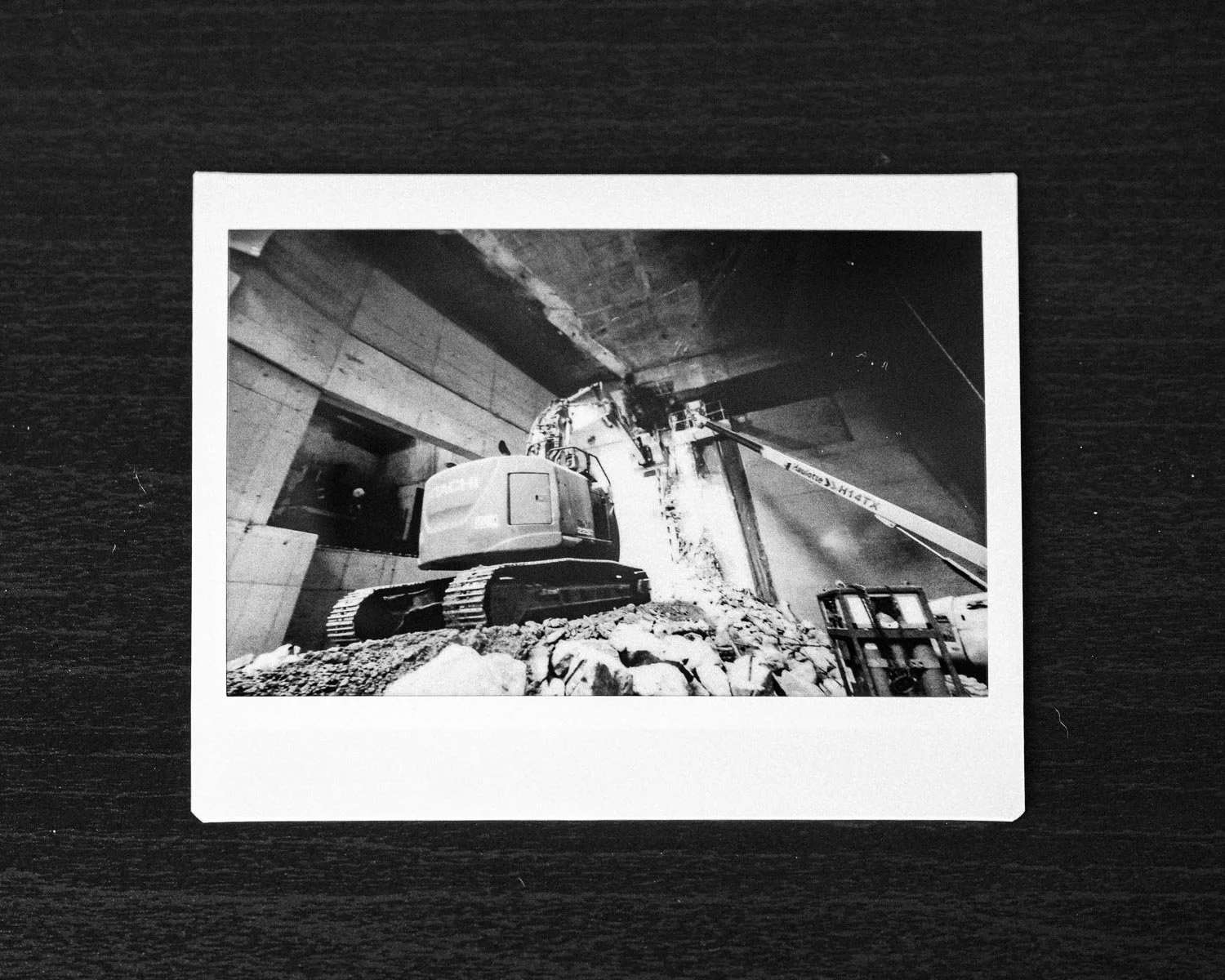 Schwarz-Weiß Instax Wide Sofortbild. Das Foto zeigt eine Baustellenszene. Authentische Baustellenfotografie von MW-Architekturfotografie.