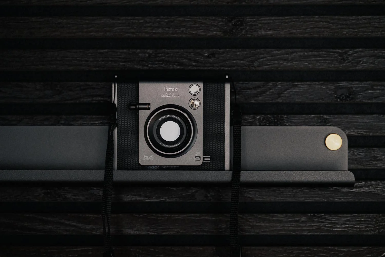 Die hybride Sofortbildkamera Fujifilm Instax Wide Evo im Baustelleneinsatz bei MW-Architekturfotografie.