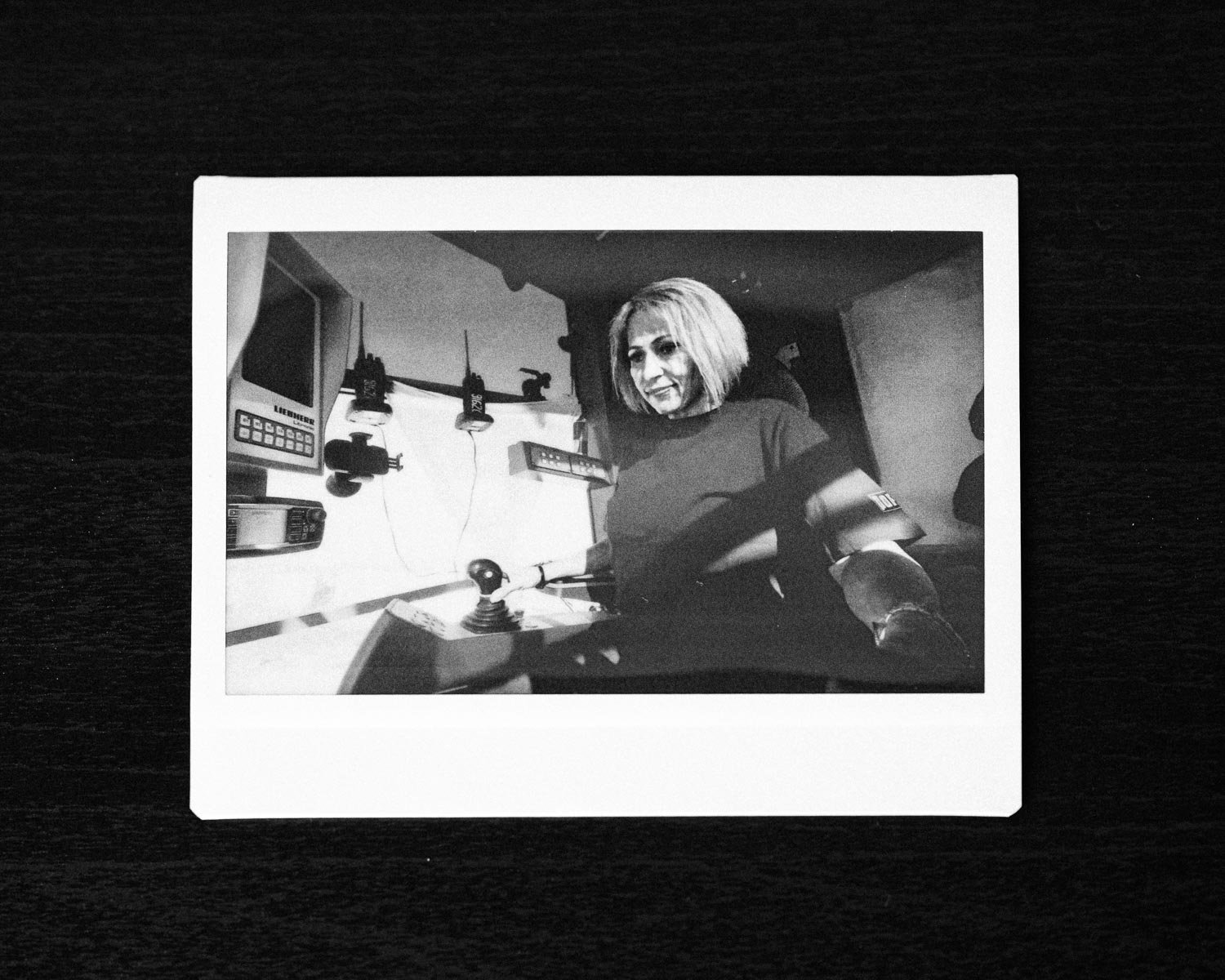 Schwarz-Weiß Instax Wide Sofortbild. Das Foto zeigt eine Baustellenszene. Authentische Baustellenfotografie von MW-Architekturfotografie.