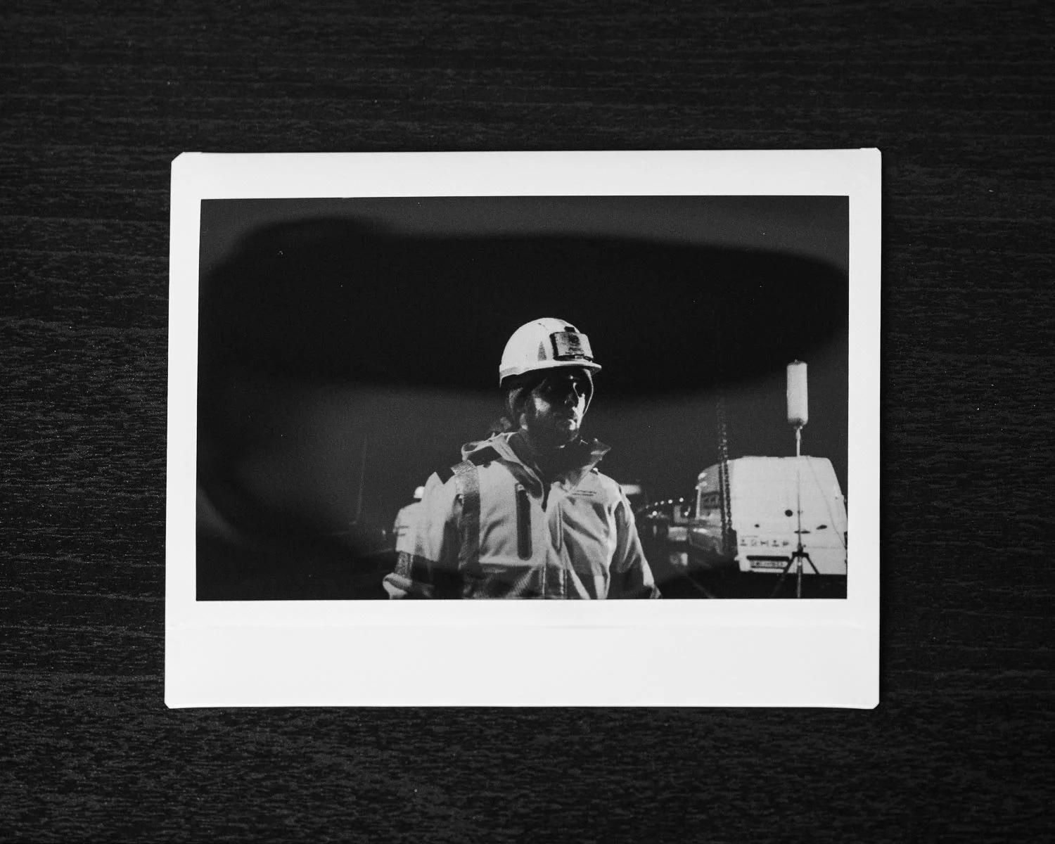 Schwarz-Weiß Instax Wide Sofortbild. Das Foto zeigt eine Baustellenszene. Authentische Baustellenfotografie von MW-Architekturfotografie.