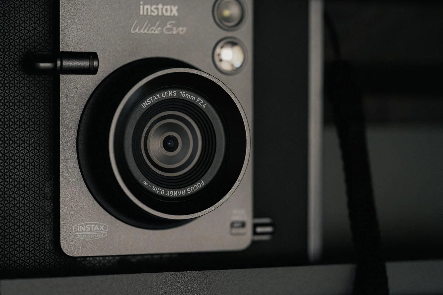 Die hybride Sofortbildkamera Fujifilm Instax Wide Evo im Baustelleneinsatz bei MW-Architekturfotografie.