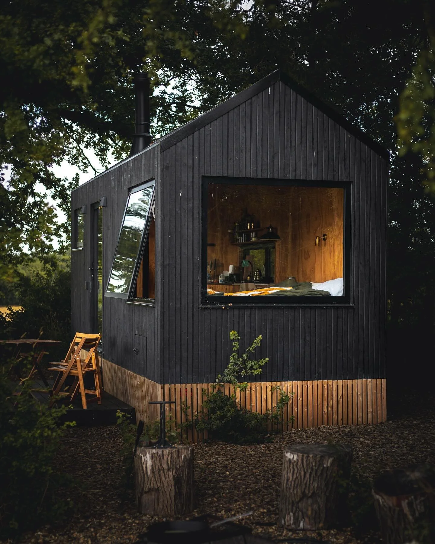 When I say I&rsquo;m running away to a cabin in the woods, this is what I mean&hellip; 🧺🍃

📍 @unyoked.co Otis, Suffolk 

#slowliving #cabinlife #interiorphotographer #travelphotographer #cozycabin #slowtravelphotography #warmtonesphotography #stor