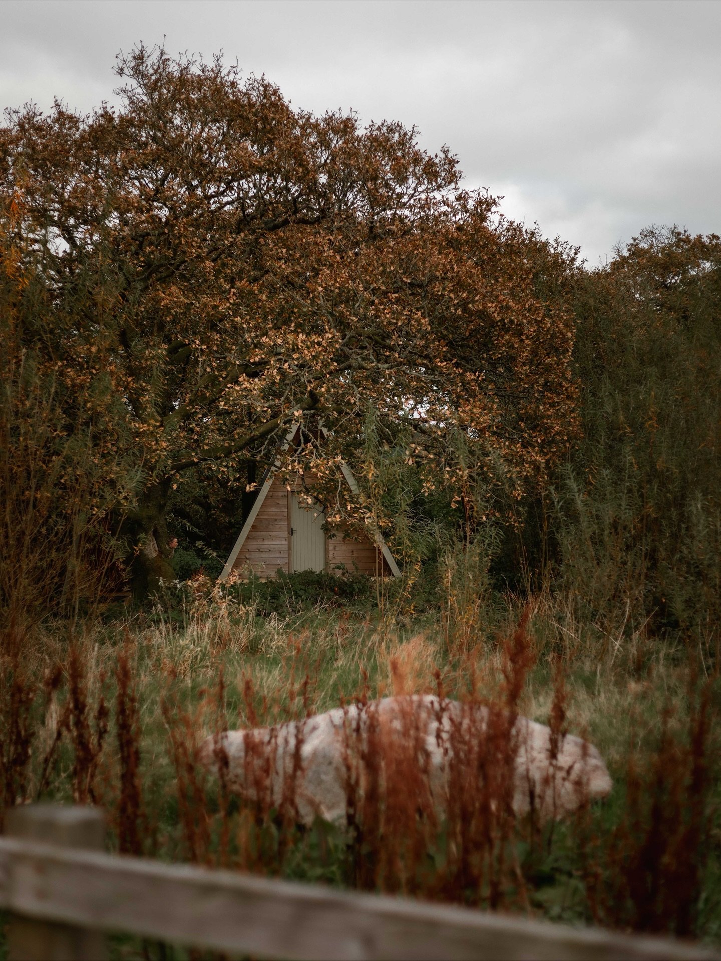ROOTED AND RARE RETREAT // THE KOYTS 

Experiencing Autumn at @cabillacornwall is an absolute dream, and staying in the Koyts was heavenly. 

The Koyts are inspired by Cornish &lsquo;Quoits&rsquo; which were a type of portal or spiritual chamber that