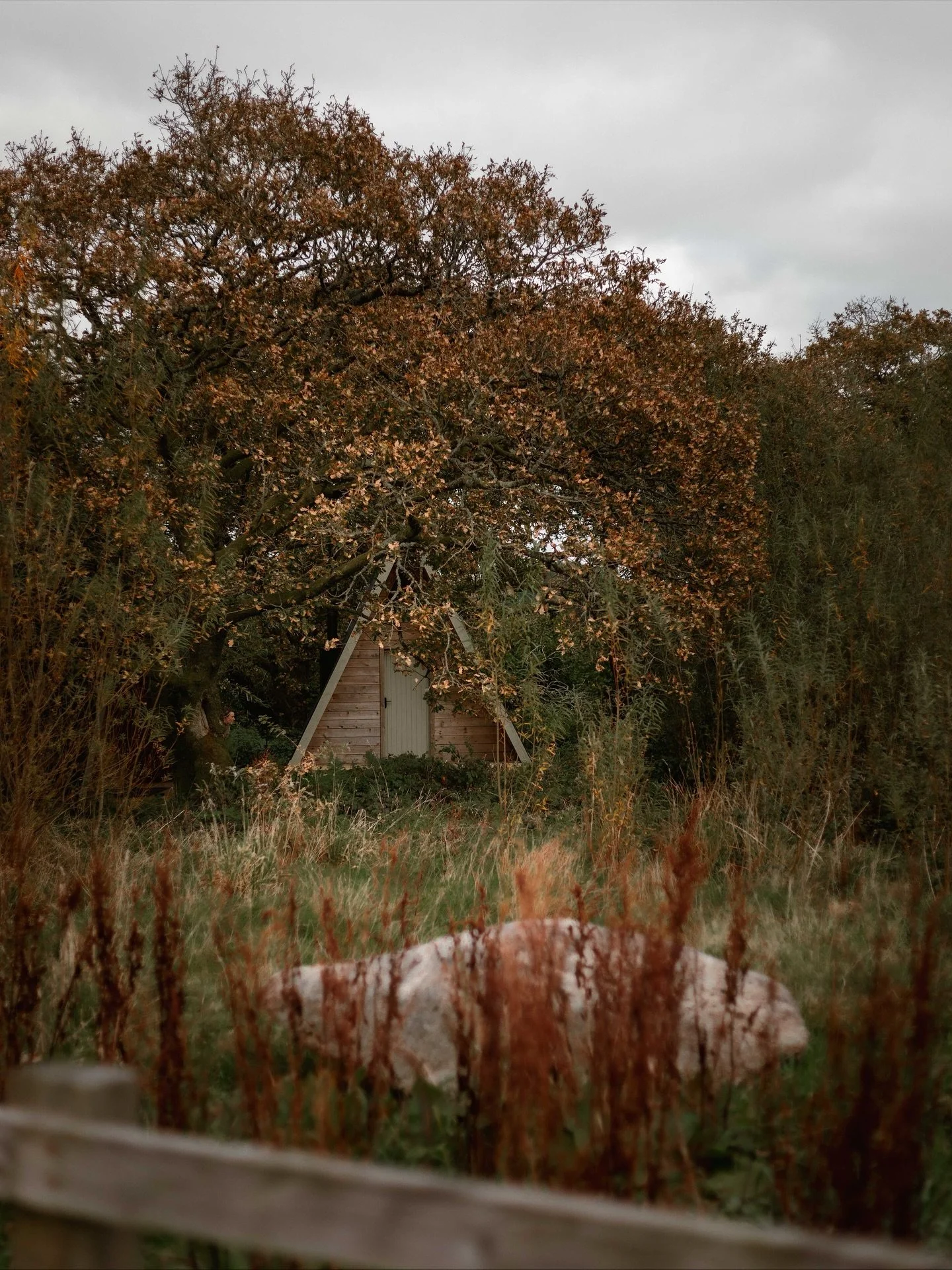 ROOTED AND RARE RETREAT // THE KOYTS 

Experiencing Autumn at @cabillacornwall is an absolute dream, and staying in the Koyts was heavenly. 

The Koyts are inspired by Cornish &lsquo;Quoits&rsquo; which were a type of portal or spiritual chamber that