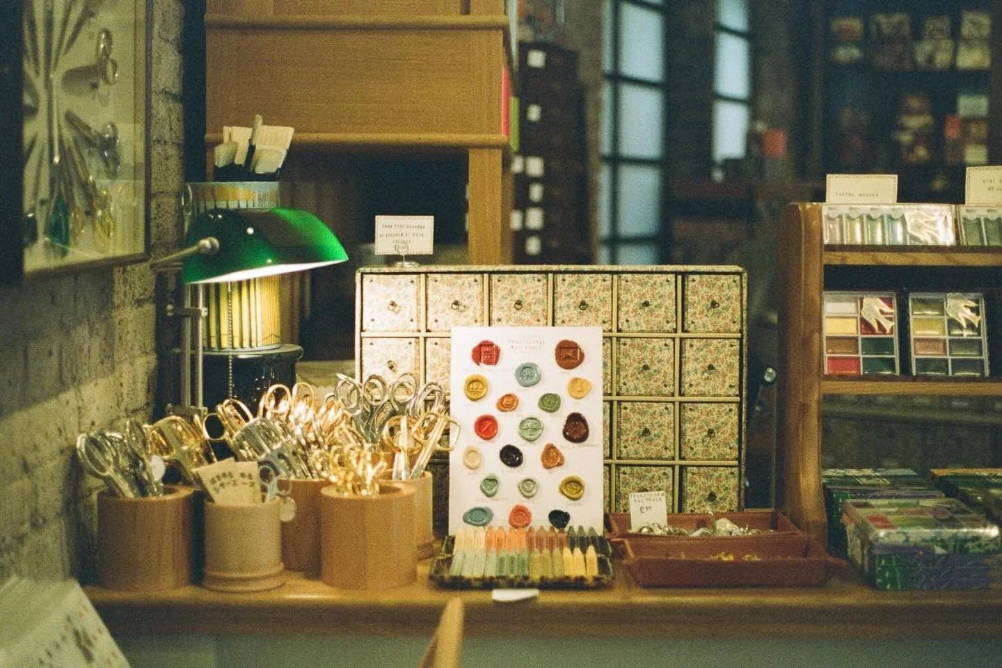 A few more film captures from around London last year: a slice of a dreamy stationery shop, pretty window covered in flowers and some Pride Day atmosphere 🪴🌸 🏳️&zwj;🌈💫✒️