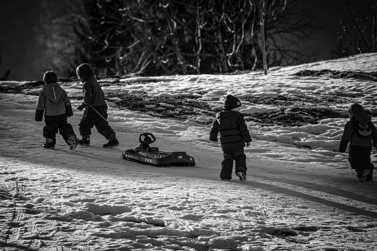 #spassimschnee #blackandwhitephotograpy #jahrausklingenlassen #funforkids #winterinderschweiz #denletztenschneegenie&szlig;en #sonnentagimschnee