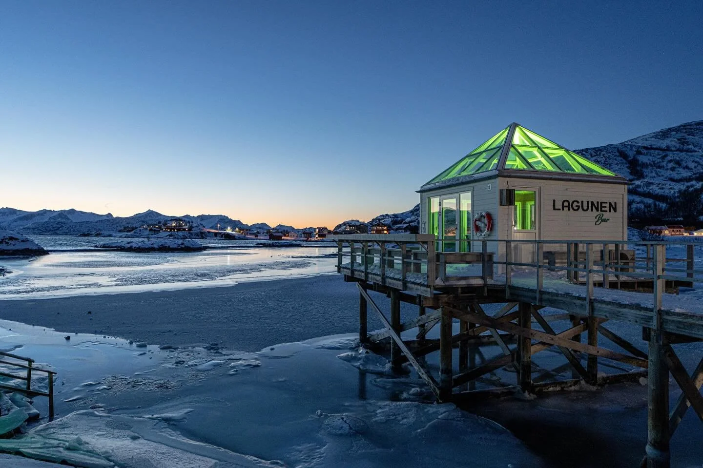 #arcticmood #icyvibes #frozenlandscape #coldtones #wintermood
#arcticnorway #northnorway #norwegianwinter #sommaroy
#moodygrams #visualsofearth #landscapephotography #weltinbildern #winterinnorwegen #arctichotelsommar&oslash;y