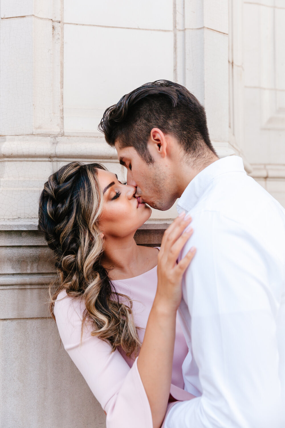 Couples+kissing+in+Chicago+engagment+photography+posing+ideas.jpg