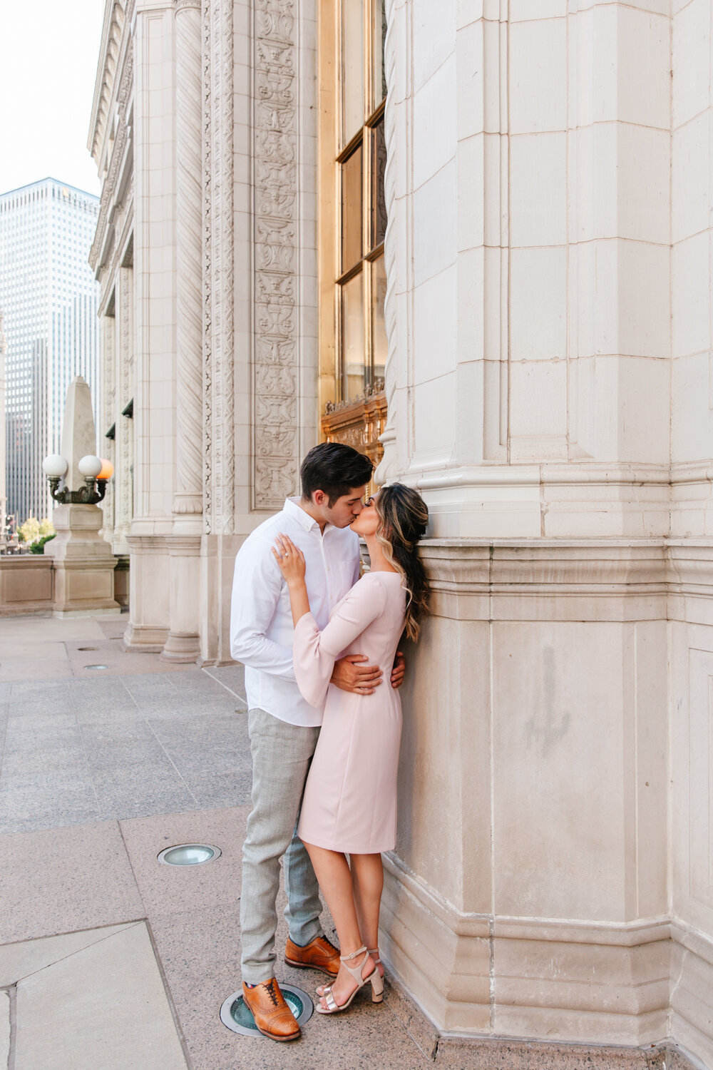 Chicago+city+engagment+session+photography+posing+inspiration.jpg