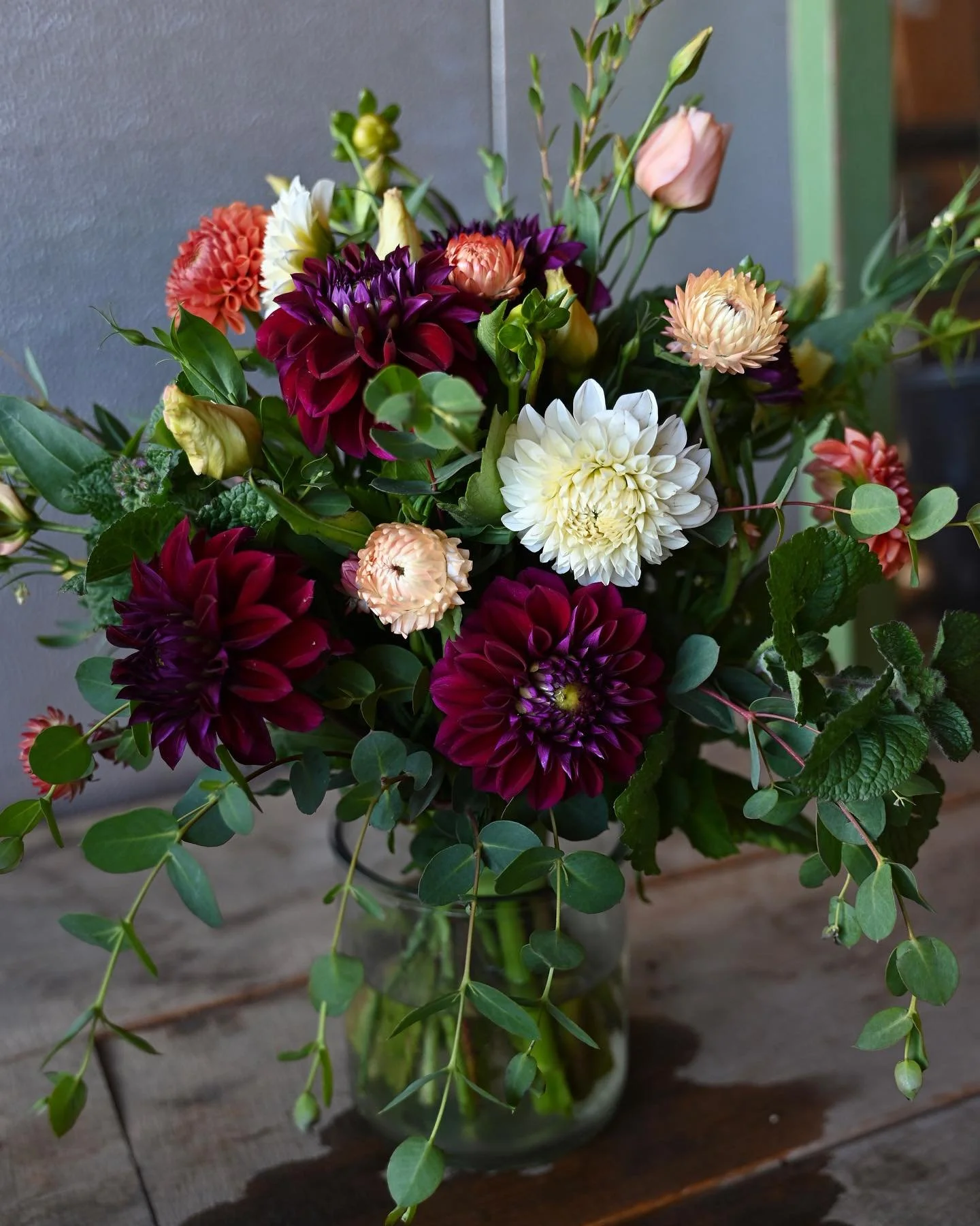 September wedding florals! This time of year is so special for weddings&hellip; you get the best of summer and fall blooms! This wedding featured our beautiful &ldquo;diva&rdquo; dahlias along with zinnias, ageratum, lisianthus, strawflower, and euca