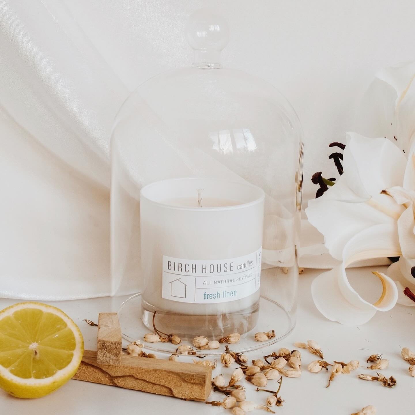 Happy Monday, everyone!! Start your week on a fresh note with one of our spring favorites, Fresh Linen! 🌿☀️ Infused with the soothing notes of white tea and lemon blossoms, it&rsquo;s the perfect way to welcome serenity into your home. Choose betwee