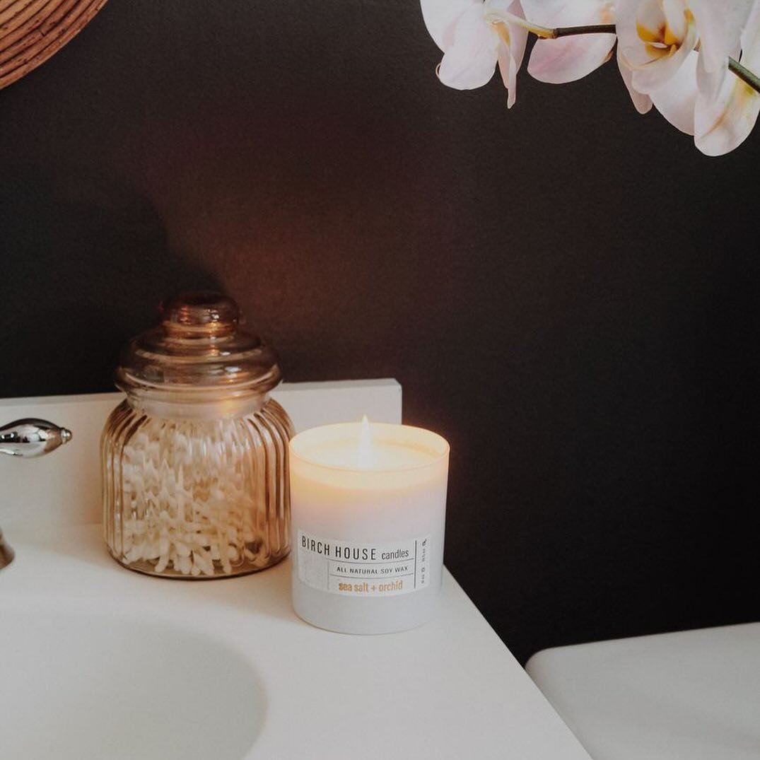 ✨ Remember to set a welcoming ambiance for your gatherings! Did you know?  The scent of our soy candles comes from the melted pool of wax, which takes about 30 minutes.  So, light it up ahead of time and let the magic unfold! 💫

#Candlemagic #SmallB